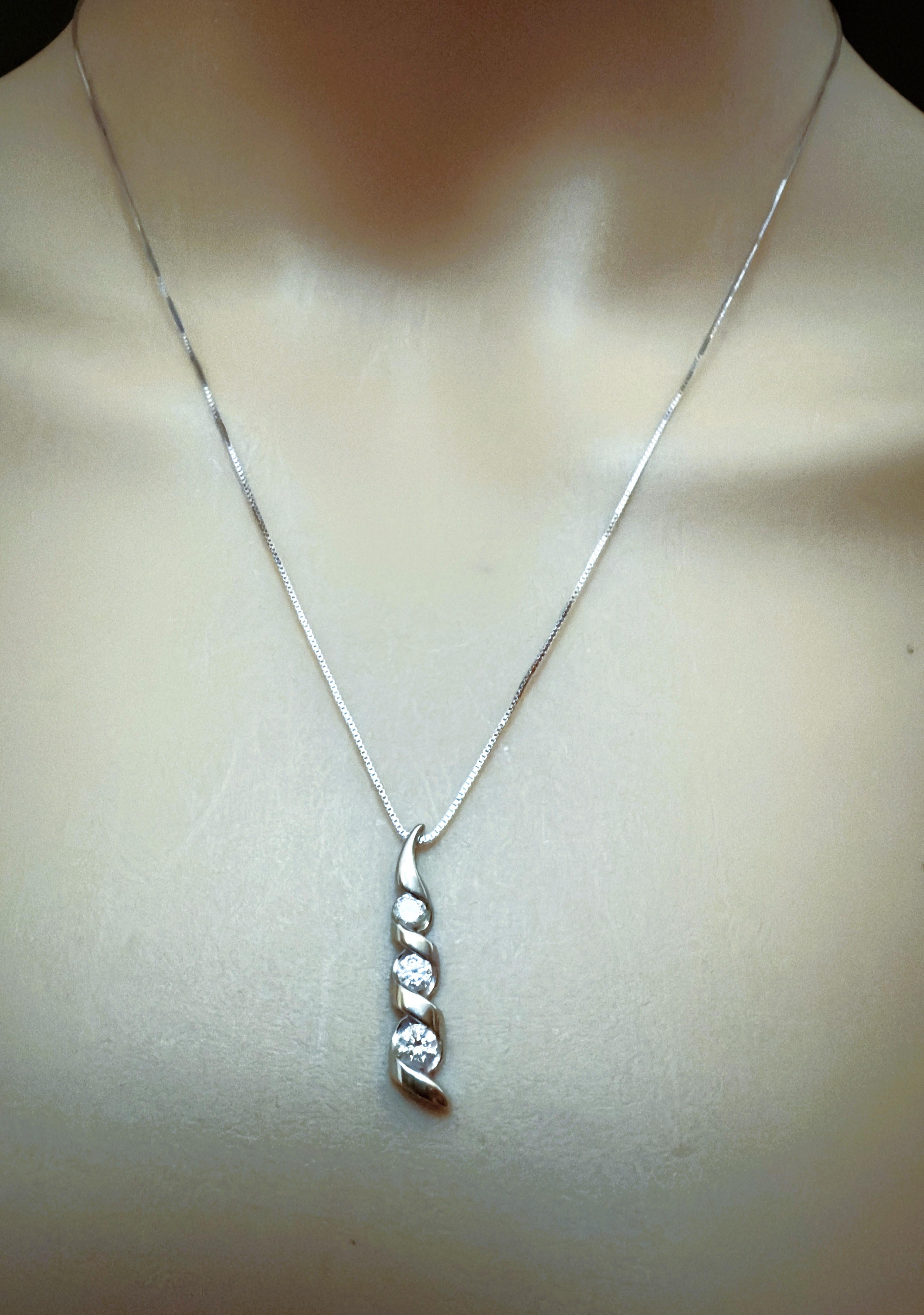 Art Déco Collana con ciondolo Journey in oro bianco 14k da 0,25 carati e diamanti graduati da 18 pollici in vendita