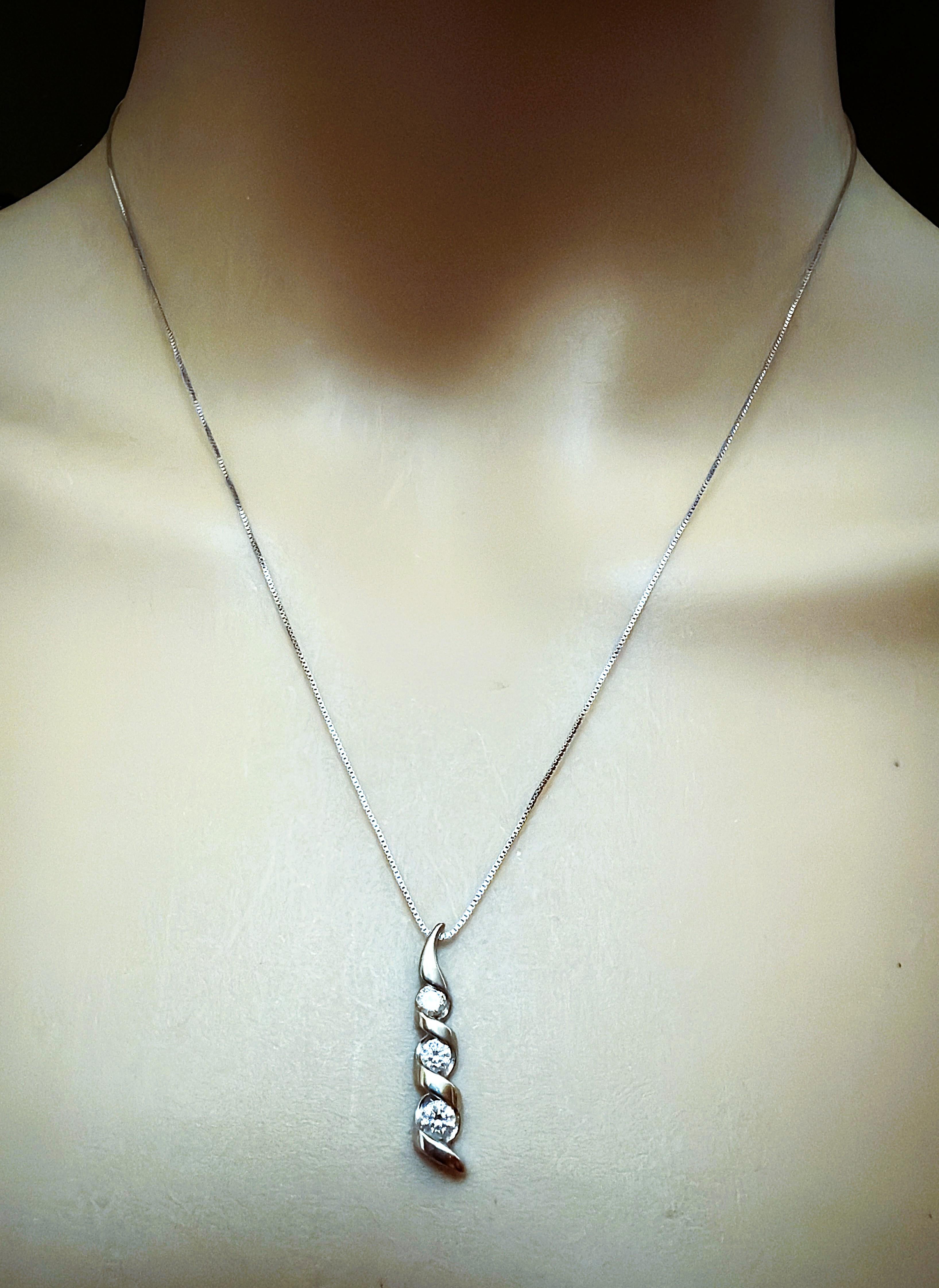 Taglio brillante Collana con ciondolo Journey in oro bianco 14k da 0,25 carati e diamanti graduati da 18 pollici in vendita