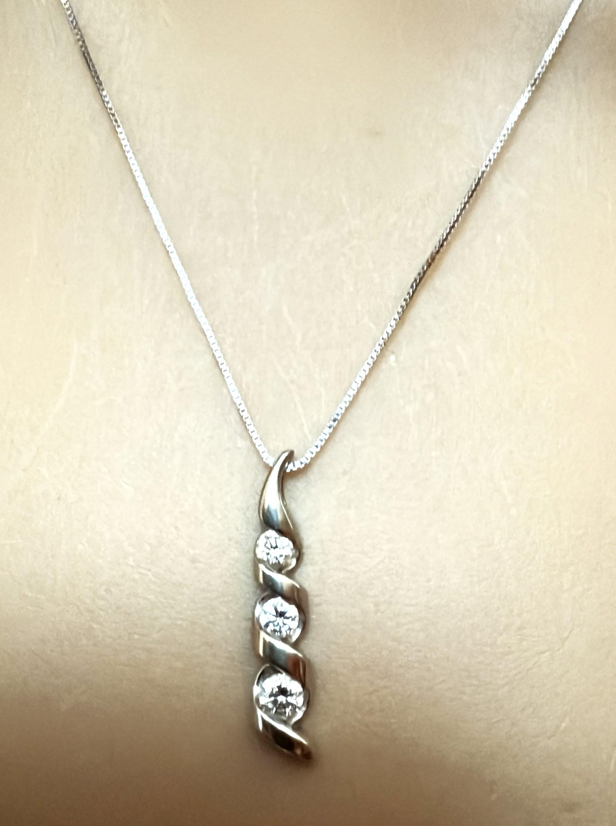 Collana con ciondolo Journey in oro bianco 14k da 0,25 carati e diamanti graduati da 18 pollici In condizioni ottime in vendita a Eagan, MN