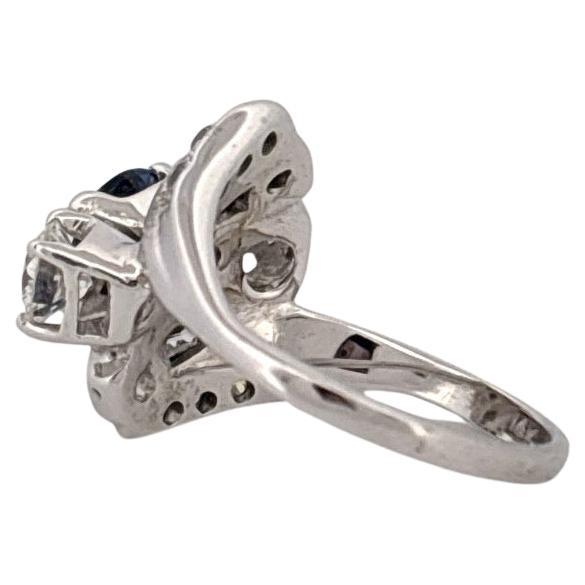 14K Weißgold 2,50 Karat Diamant & 1,07 Karat Saphir Großer 3 Stein Ring (Retro) im Angebot