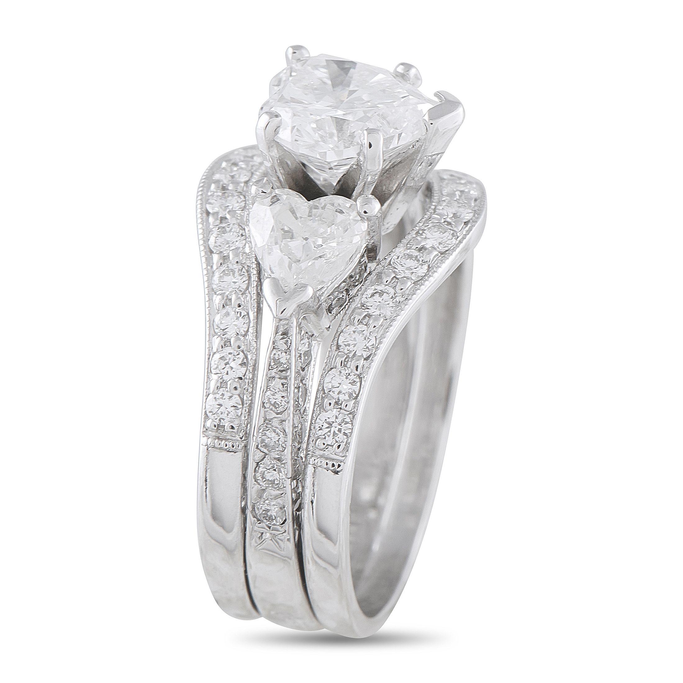 Uno splendido design a tre pile rende questo anello di lusso a dir poco mozzafiato. Al centro, troverai un diamante certificato GIA a forma di cuore da 1,51 con colore F e purezza I1. Altri diamanti per un peso totale di 1,0 carati gli permettono di