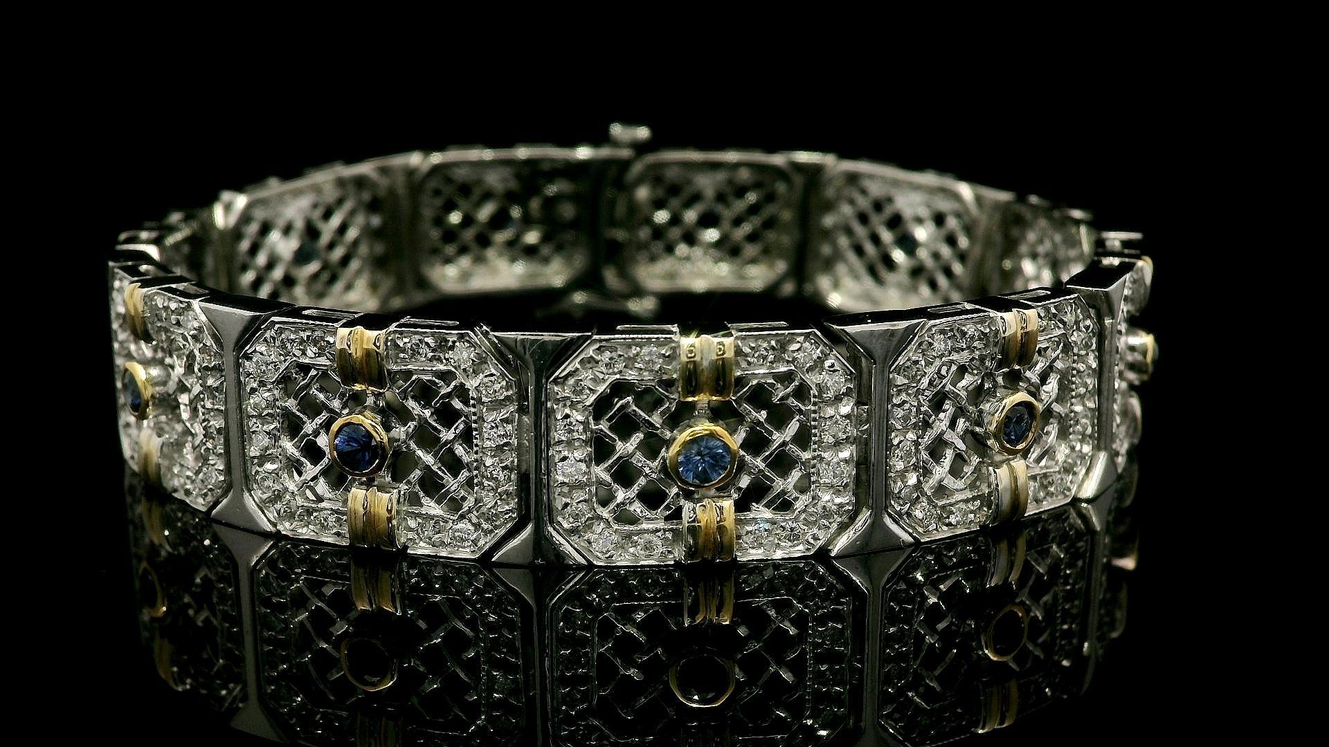 -Pierres-
176 Diamant naturel véritable - taille ronde brillante - serti en pavé - belle couleur blanche - 1,76ctw approx.
11 saphirs véritables naturels - taille ronde et brillante - sertis en chaton - couleur bleu vif - 0,75ctw approx.

MATERIAL :