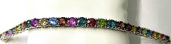 Pulsera de oro blanco de 14 quilates 28,10 quilates de peso total de zafiros redondos naturales multicolor