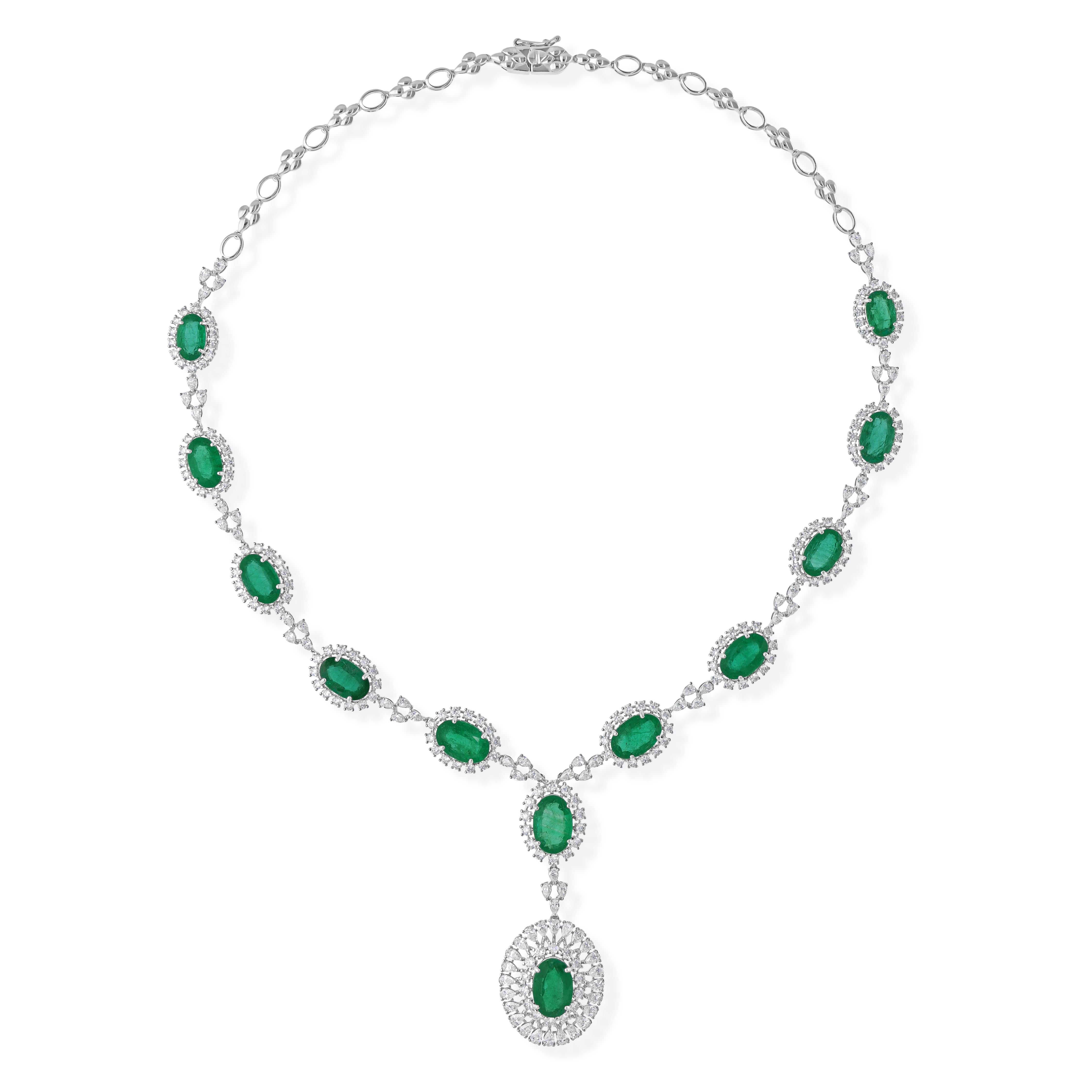 Collana di alta gioielleria in oro bianco 14K con smeraldo verde ovale da 28,62Tcw e diamante aureola in vendita 1
