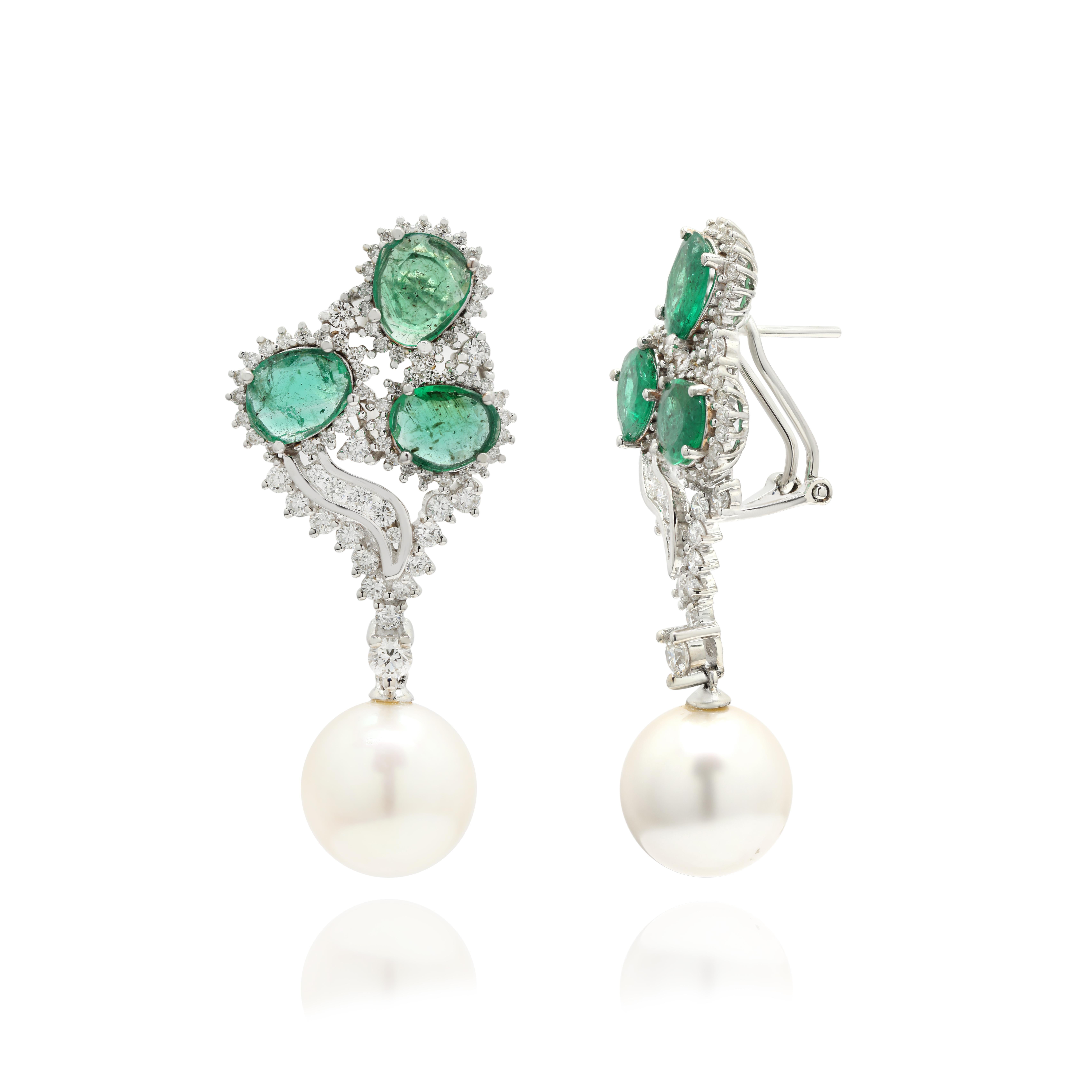 Auergewhnliche Ohrringe aus 14 Karat Weigold mit 29,56 Karat Smaragd und Diamant mit Perle  (Art nouveau) im Angebot