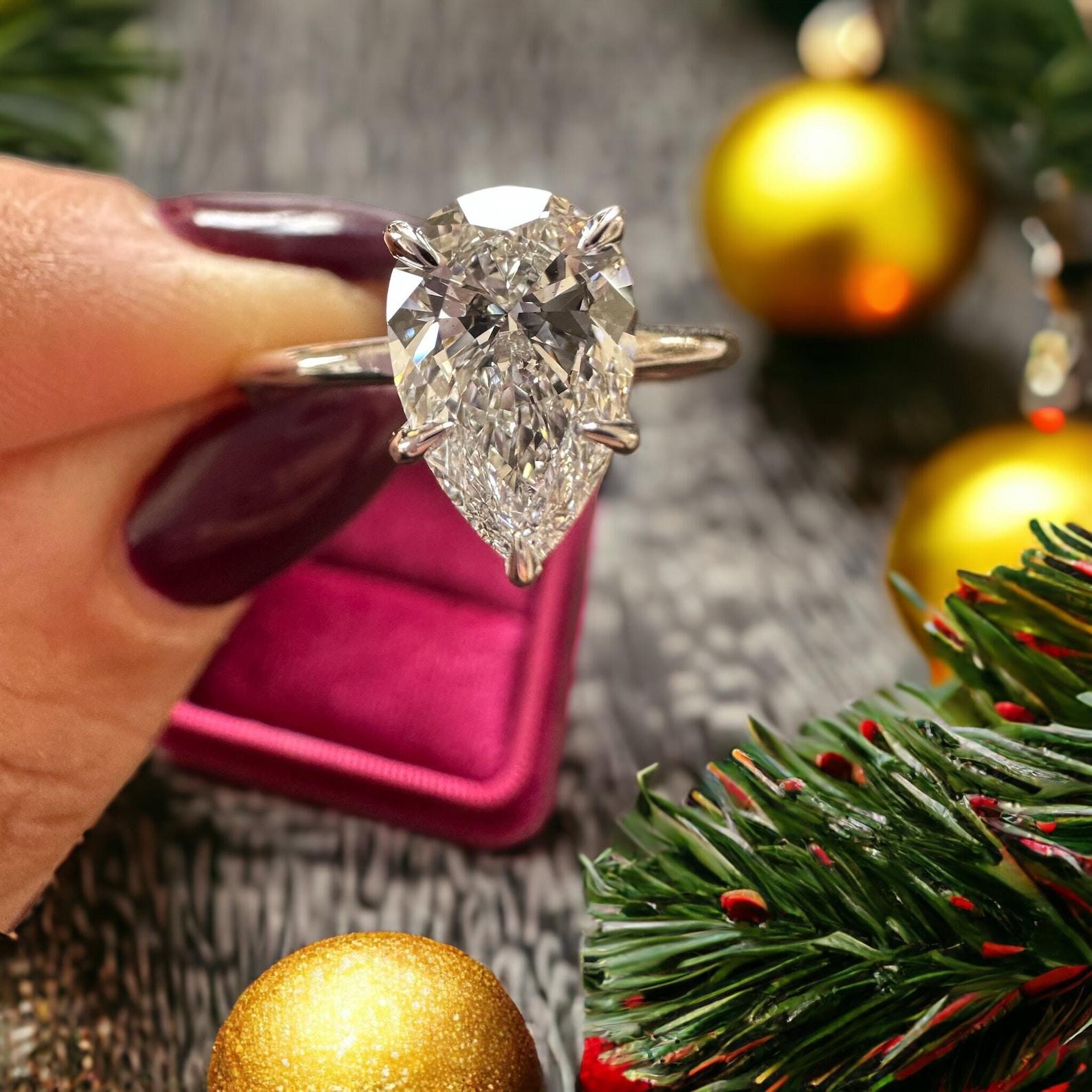 14k white gold 2ct Moissanite Ring Trendy Women's Ring Wedding Ring In New Condition In Chicago, IL