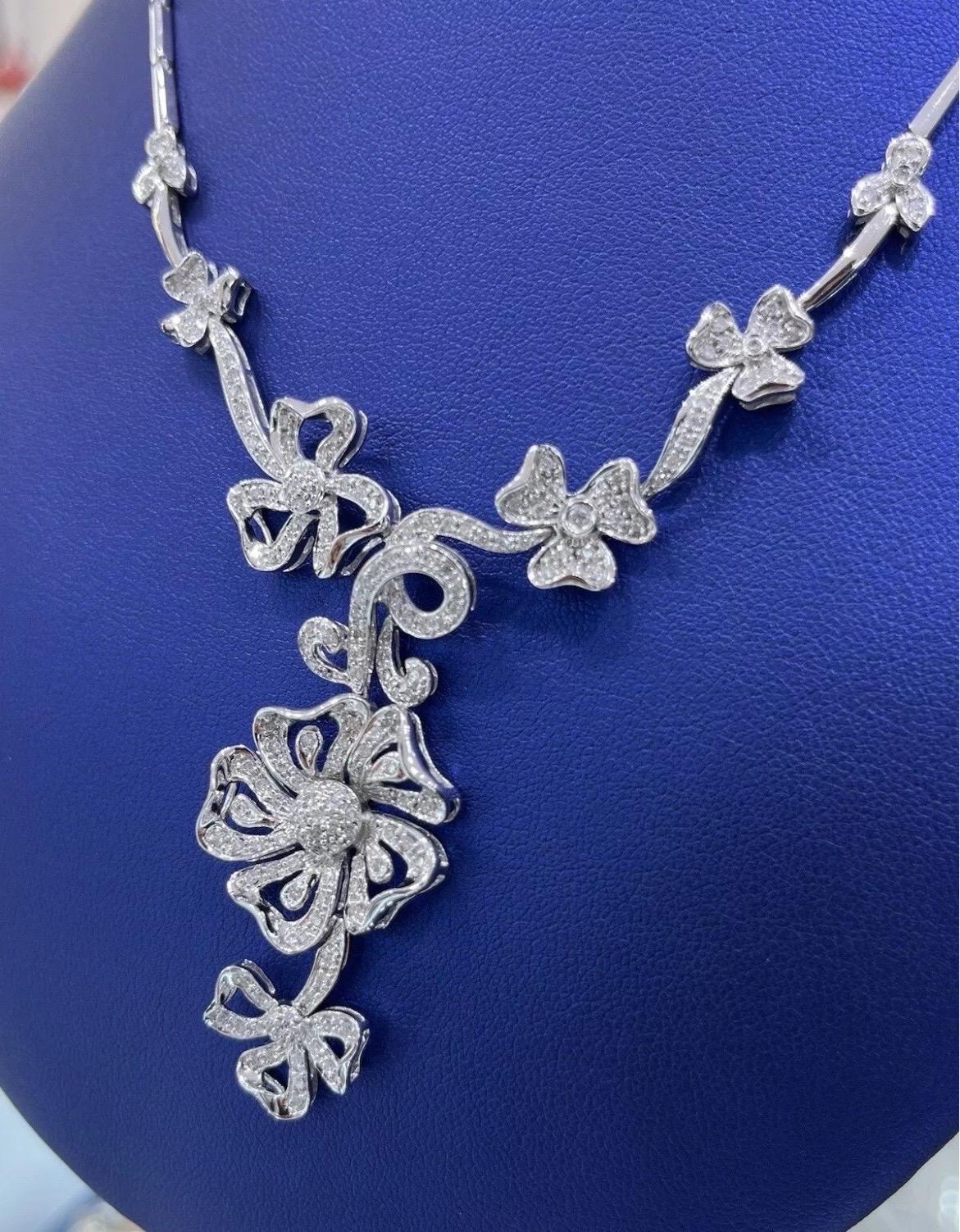 Collana da cocktail con fiori di diamanti rotondi in oro bianco 14k 2CT in vendita 5