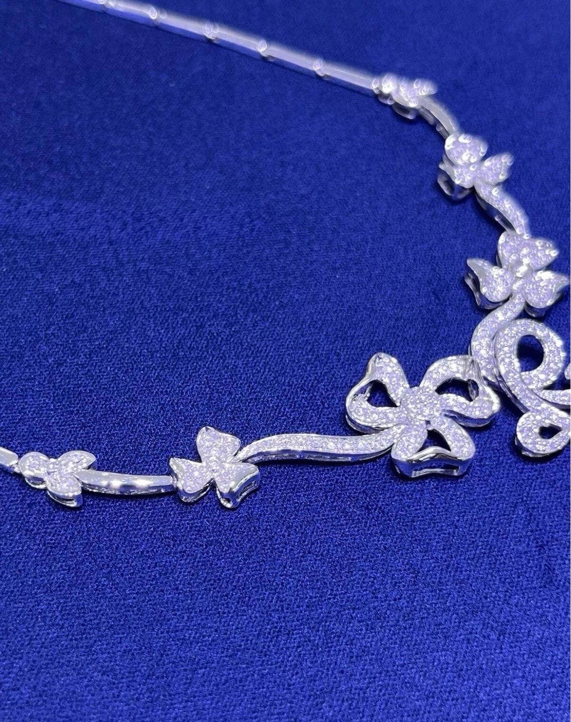 Collana da cocktail con fiori di diamanti rotondi in oro bianco 14k 2CT in vendita 6