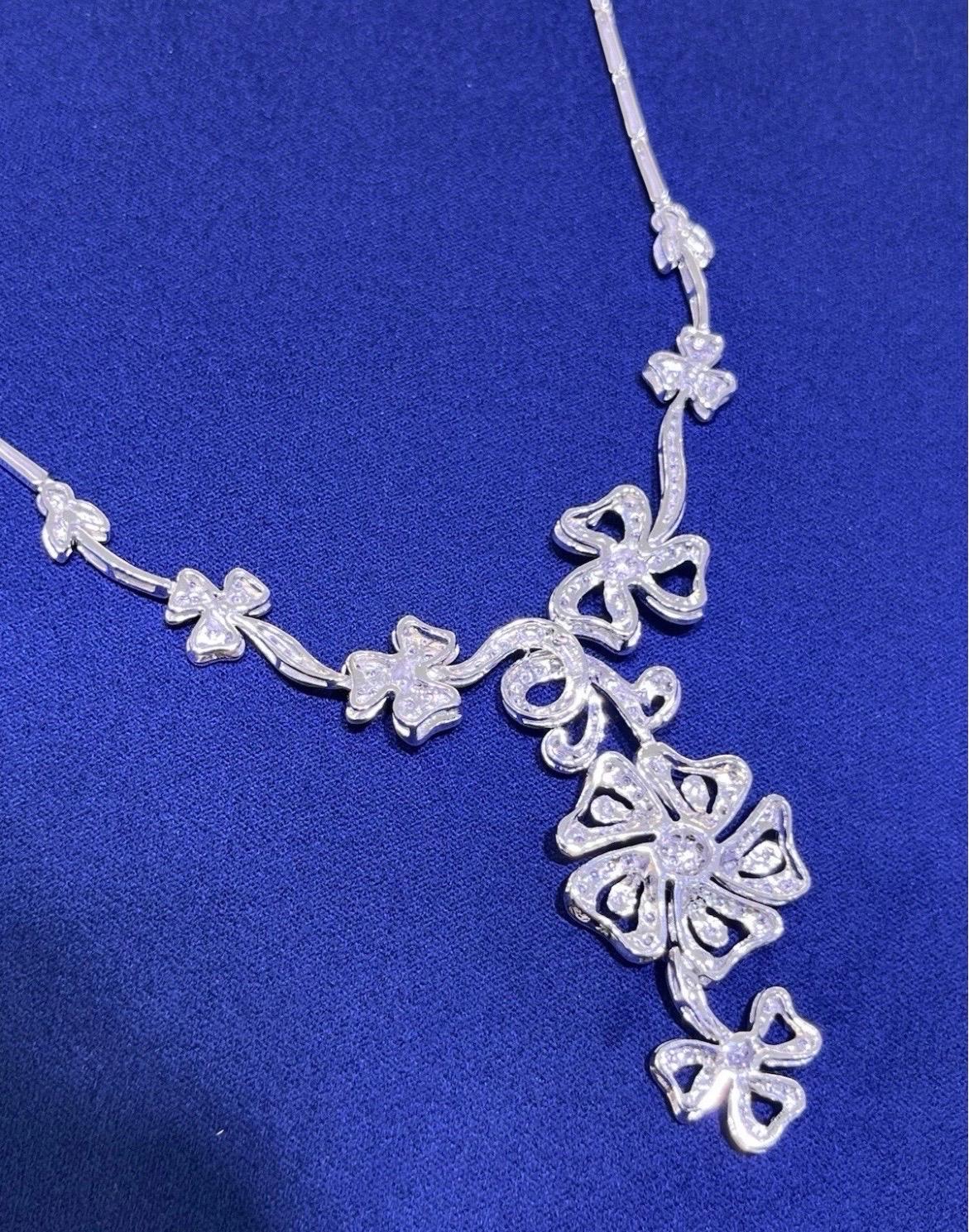 Collana da cocktail con fiori di diamanti rotondi in oro bianco 14k 2CT in vendita 7