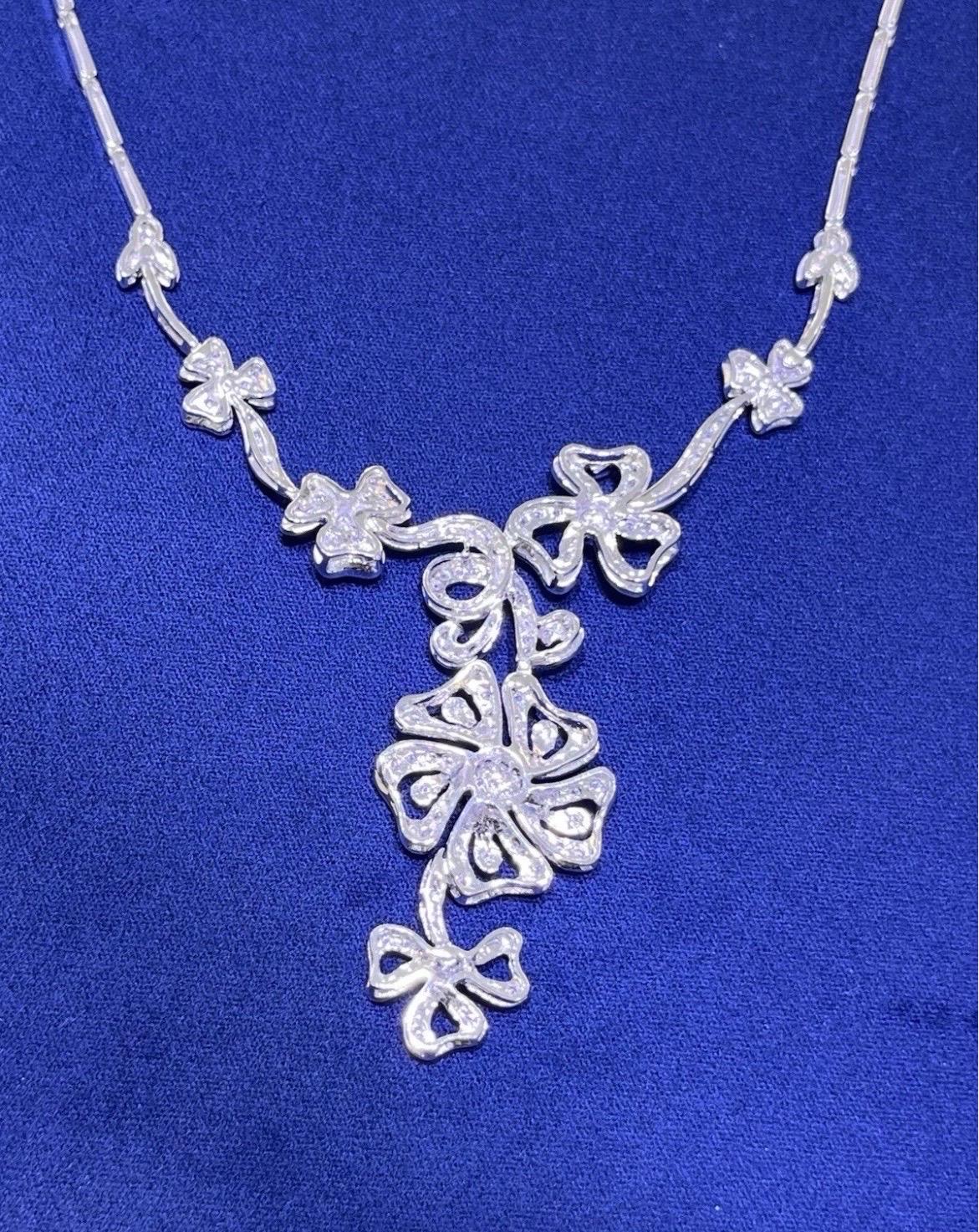 Collana da cocktail con fiori di diamanti rotondi in oro bianco 14k 2CT in vendita 9