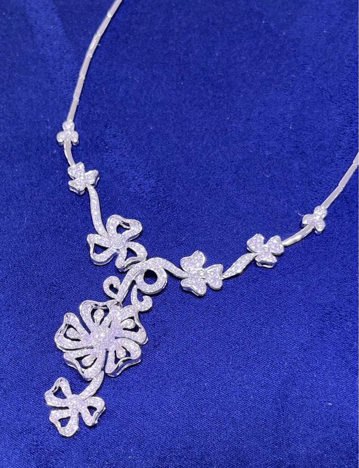 Radiosa e raffinata, questa collana da cocktail in oro bianco 14K presenta un romantico disegno floreale arricchito da circa 2,00 carati di diamanti tondi taglio brillante incastonati. Ogni fiore è realizzato meticolosamente con diamanti incastonati