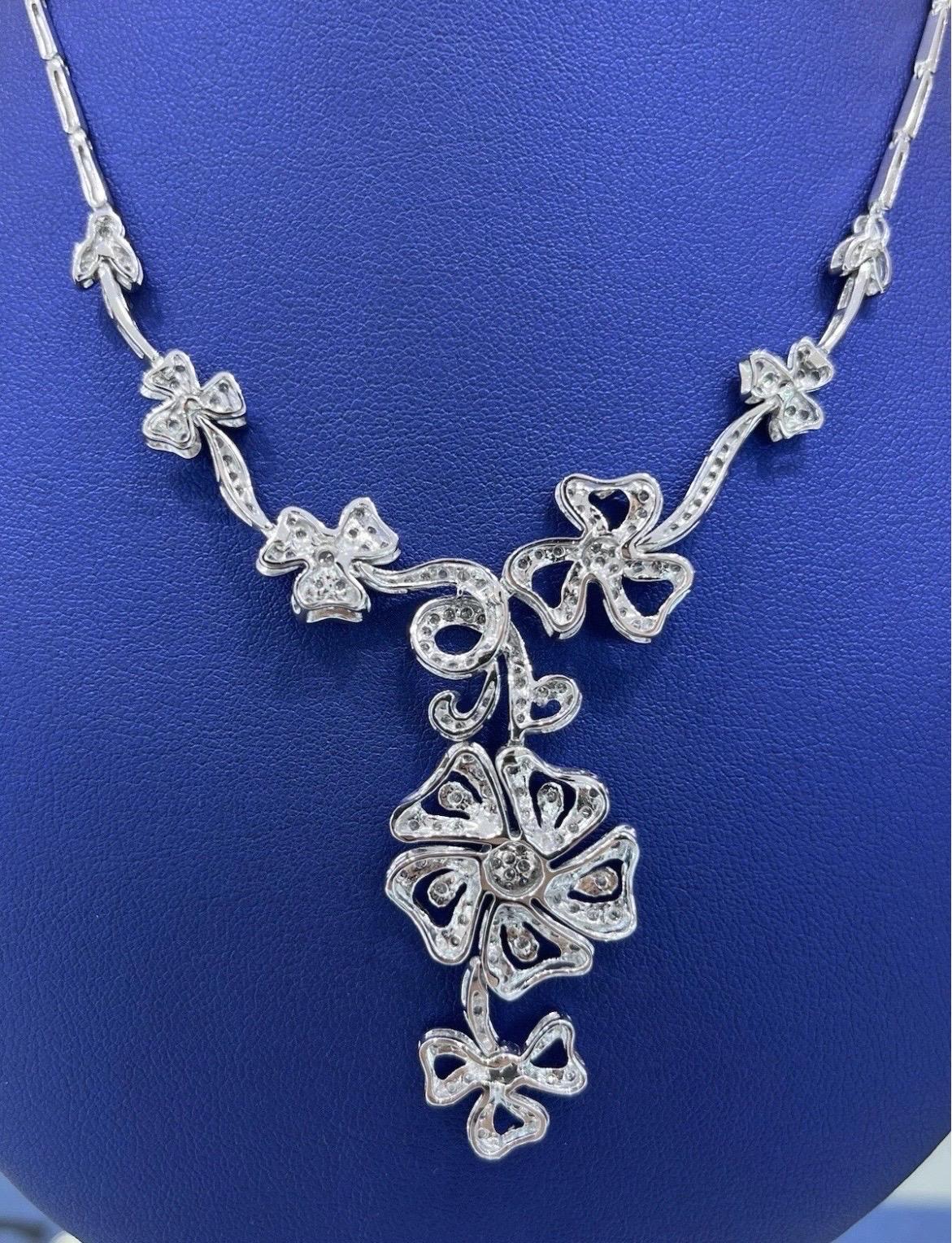 Taglio rotondo Collana da cocktail con fiori di diamanti rotondi in oro bianco 14k 2CT in vendita