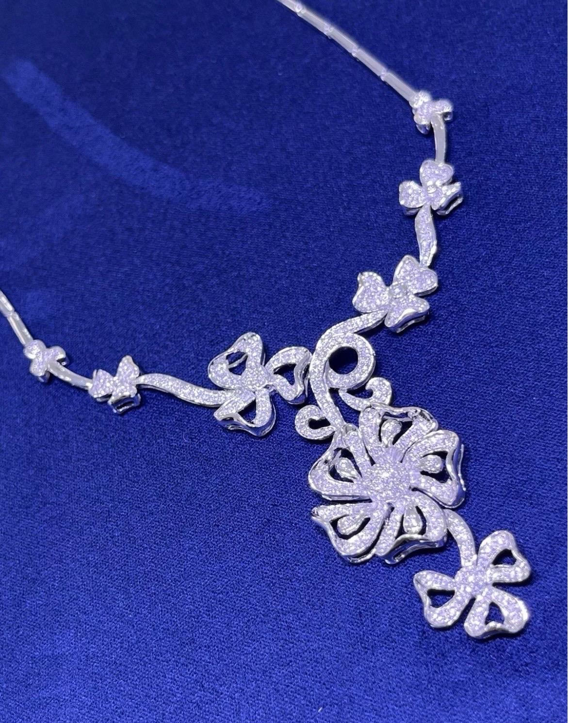 Collana da cocktail con fiori di diamanti rotondi in oro bianco 14k 2CT In condizioni buone in vendita a Boca Raton, FL