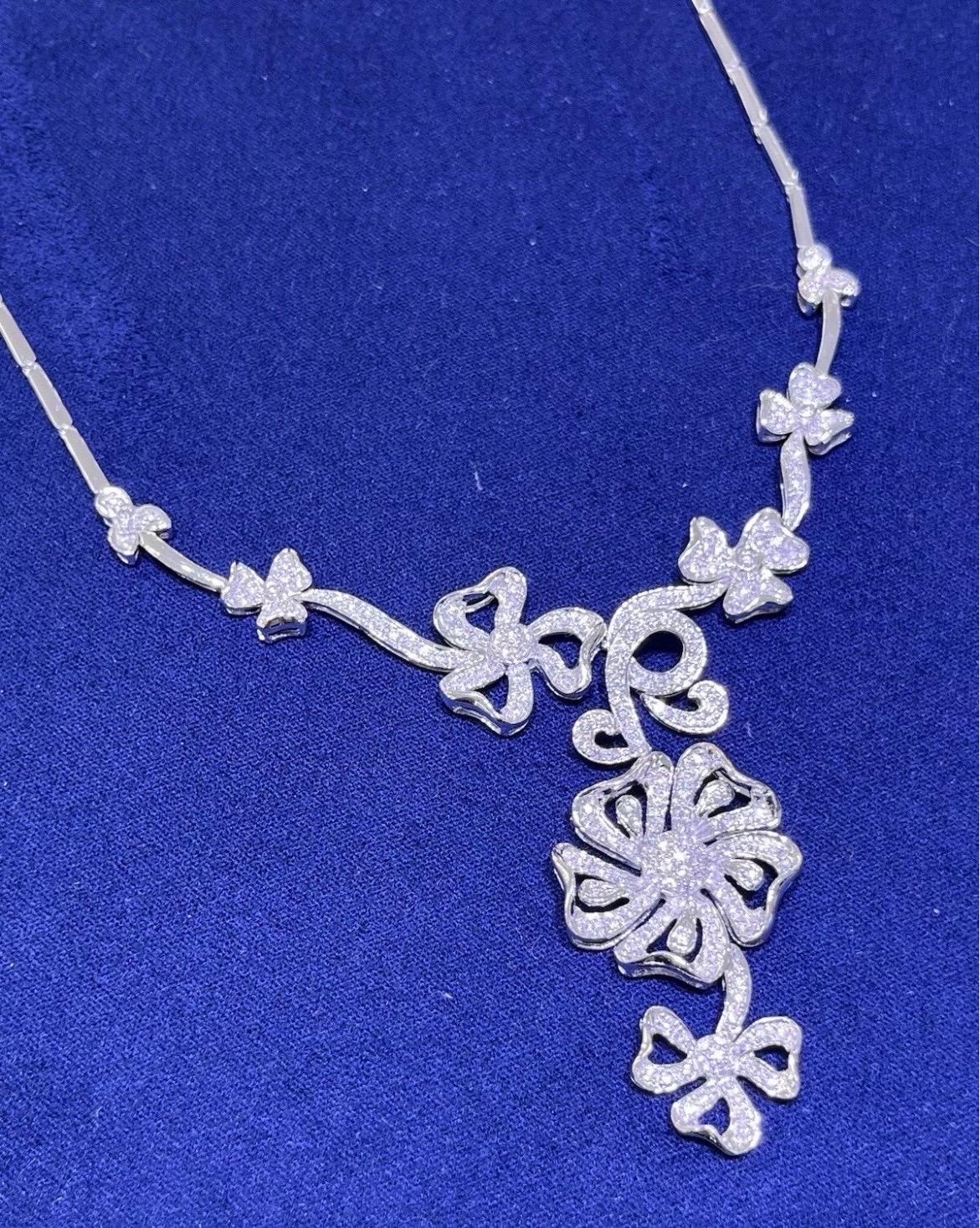 Donna Collana da cocktail con fiori di diamanti rotondi in oro bianco 14k 2CT in vendita