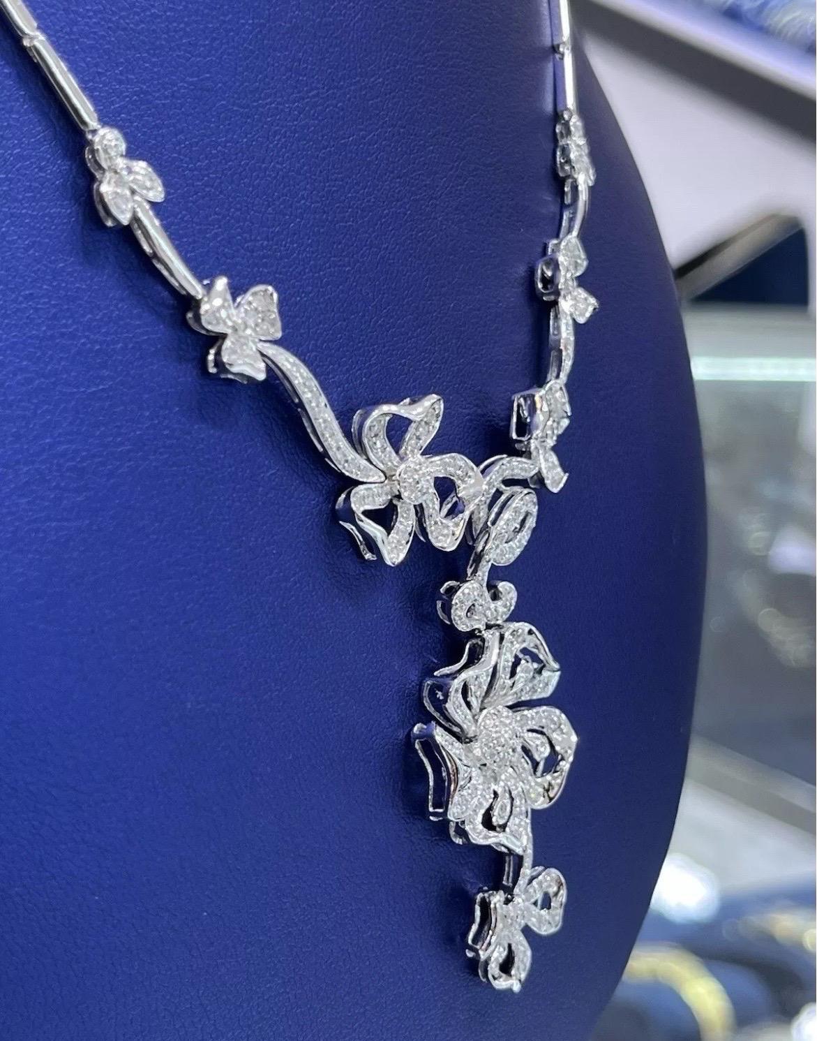Collana da cocktail con fiori di diamanti rotondi in oro bianco 14k 2CT in vendita 1