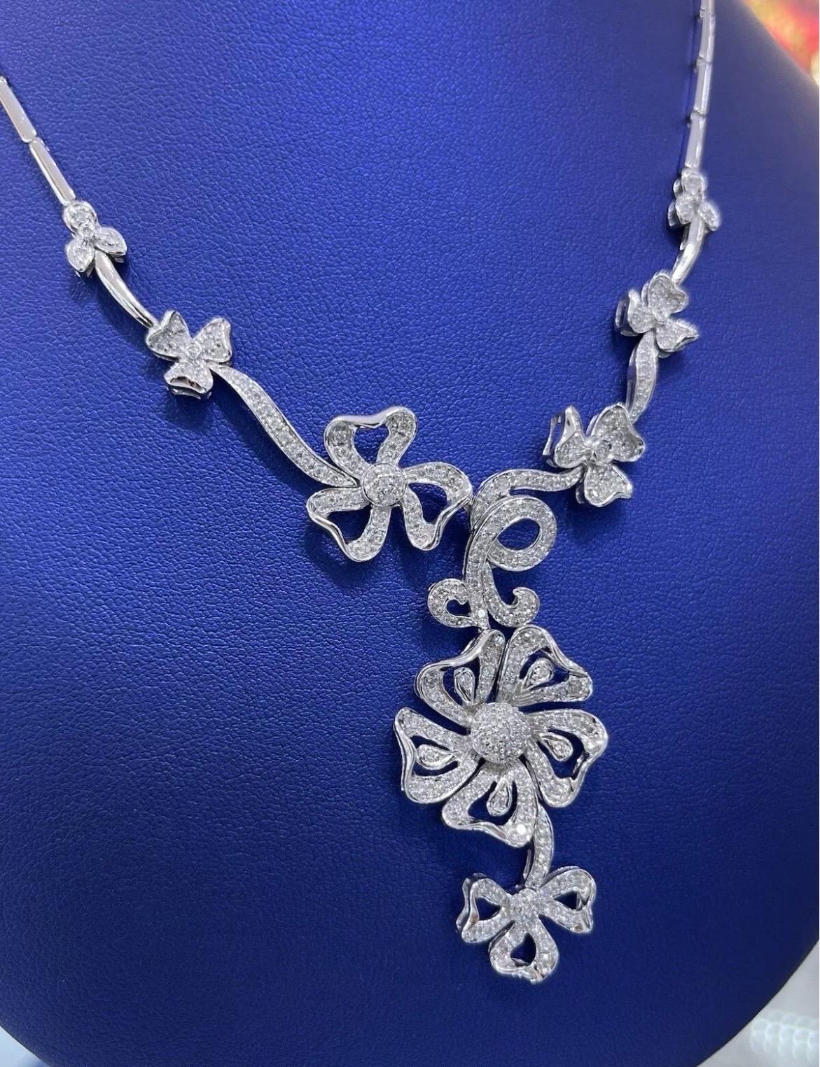 Collana da cocktail con fiori di diamanti rotondi in oro bianco 14k 2CT in vendita 2
