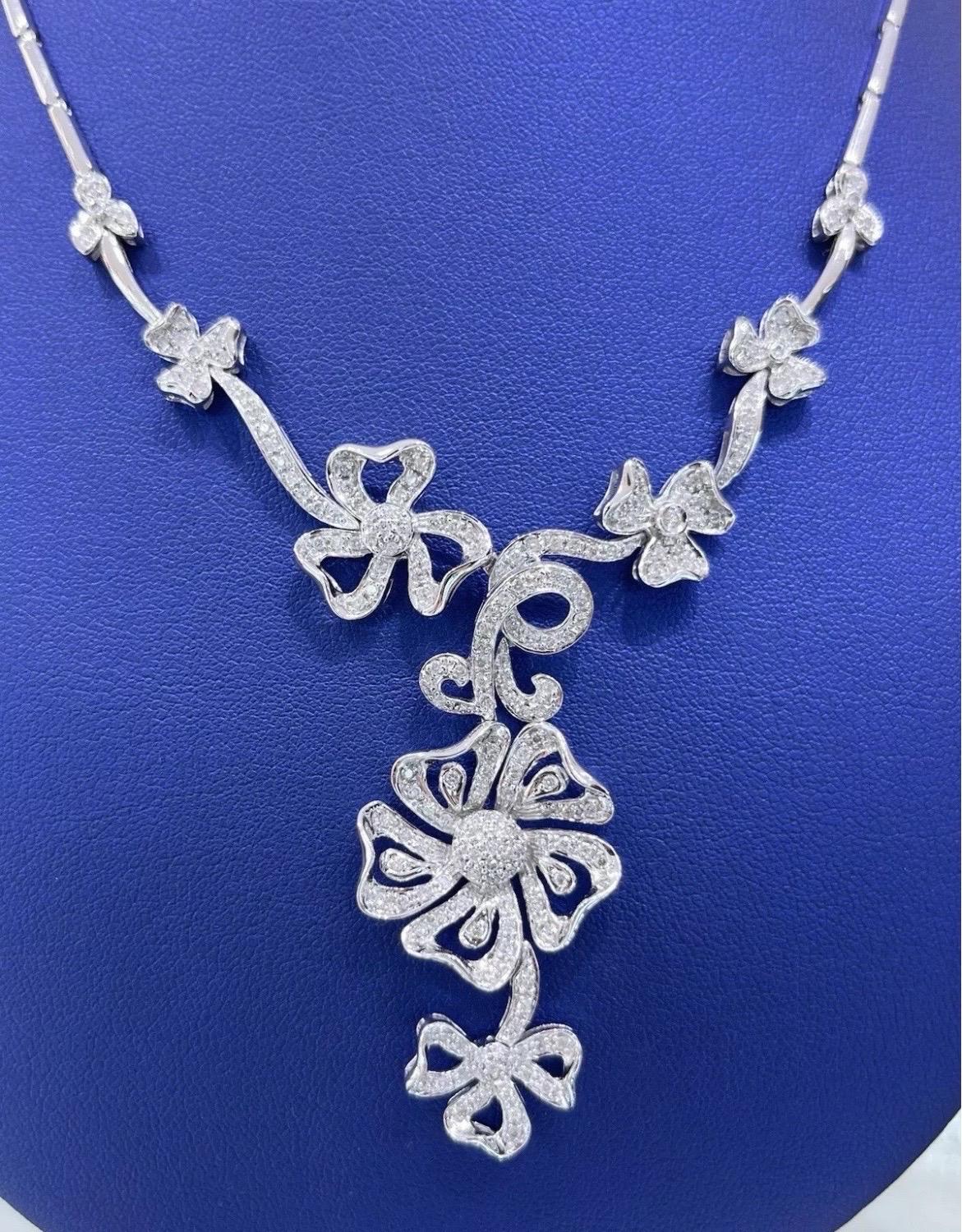 Collana da cocktail con fiori di diamanti rotondi in oro bianco 14k 2CT in vendita 3