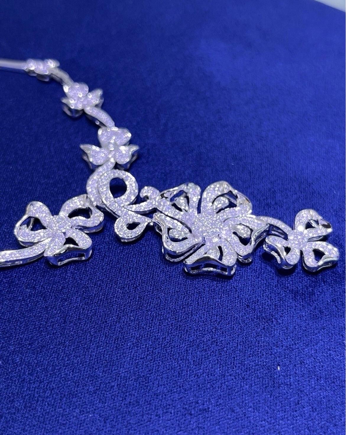 Collana da cocktail con fiori di diamanti rotondi in oro bianco 14k 2CT in vendita 4