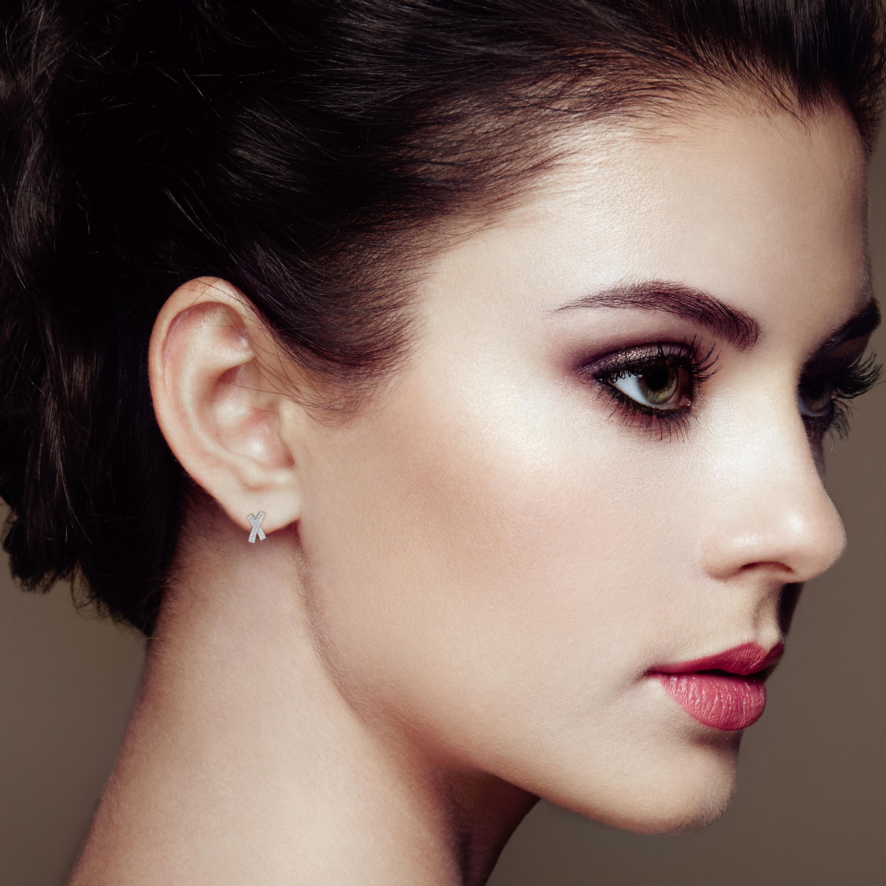 Taille ronde Boucles d'oreilles en or blanc 14K avec diamants en forme de X en vente