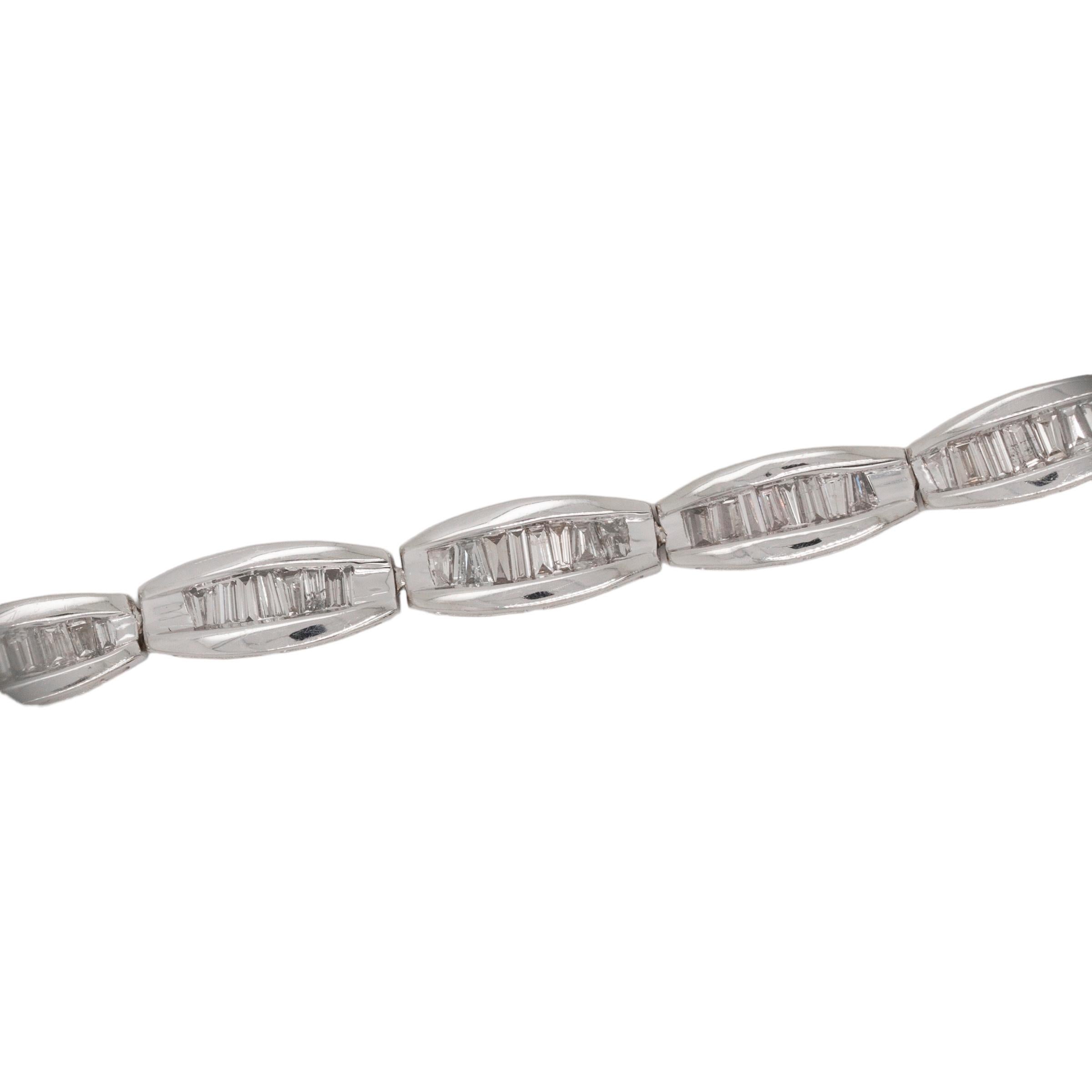 Esta elegante pulsera baguette de oro blanco de 14k está engastada con aproximadamente 2 quilates de diamantes naturales. Los diamantes están cuidadosamente dispuestos para resaltar su brillo y el elegante diseño de la pulsera. Con un peso de 14,8