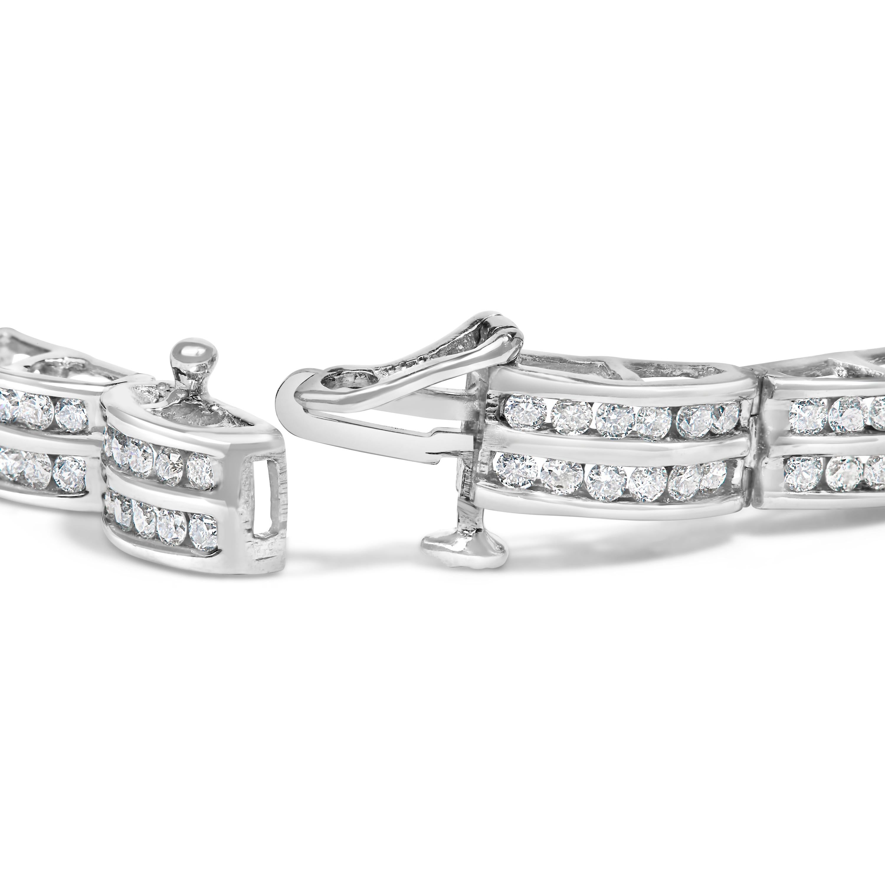 Laissez-vous séduire par l'élégance intemporelle de ce superbe bracelet de tennis en or blanc 14 carats, où la sophistication rencontre l'éclat dans une harmonie parfaite. Chaque maillon de cette pièce exquise brille avec une finition polie et