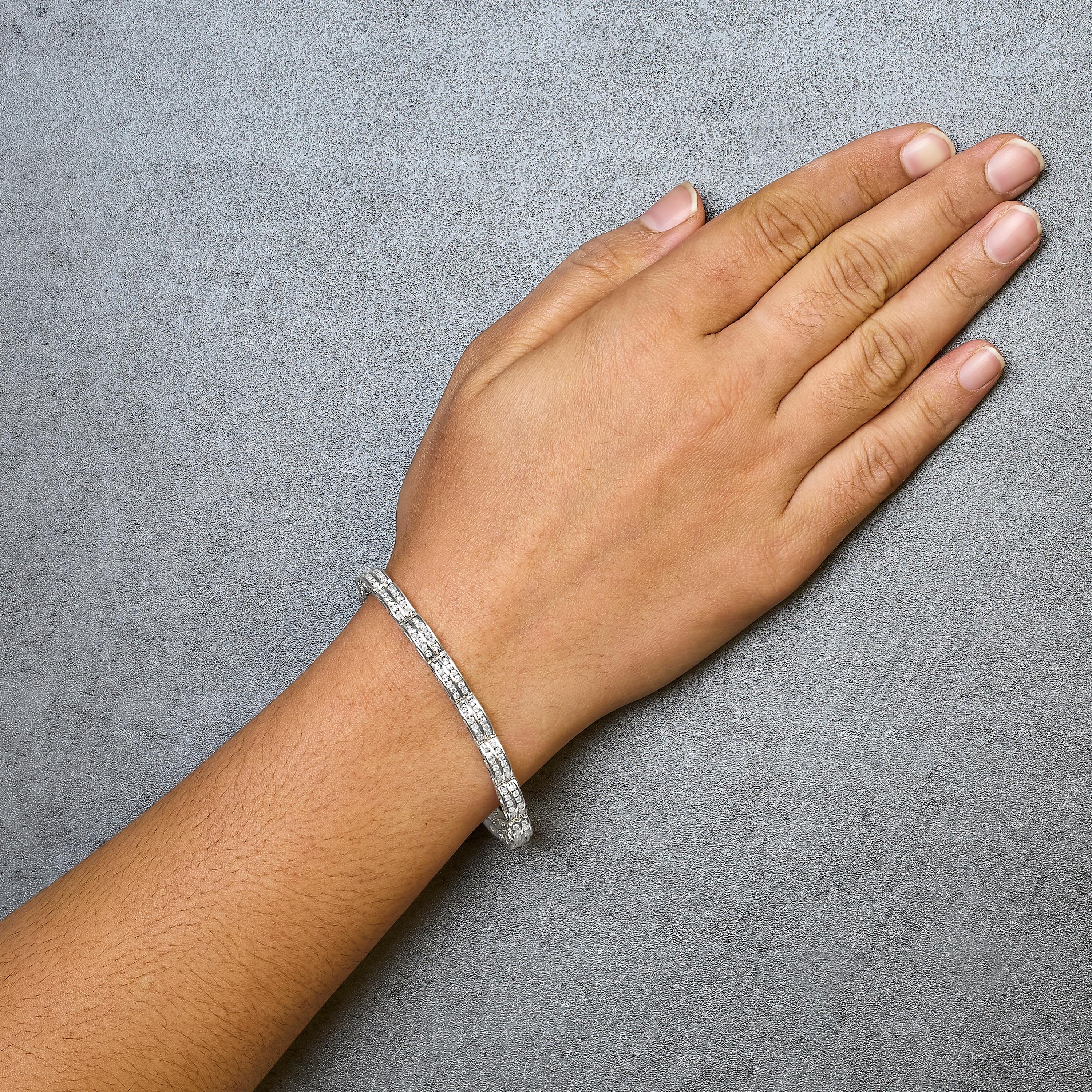 Bracelet tennis à double rangée de diamants sertis en or blanc 14 carats 3 1/5 ct. pt. Neuf à New York, NY