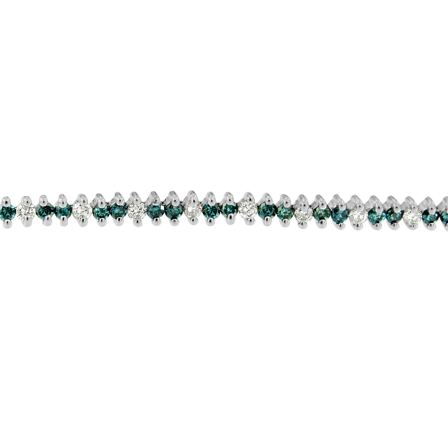 Gánate los corazones con la sencillez y elegancia de esta deslumbrante pulsera. Con un diseño único, el intrincado dibujo de esta llamativa pulsera está adornado con diamantes de corte redondo en azul real y blanco. Enmarcado en un lustroso oro