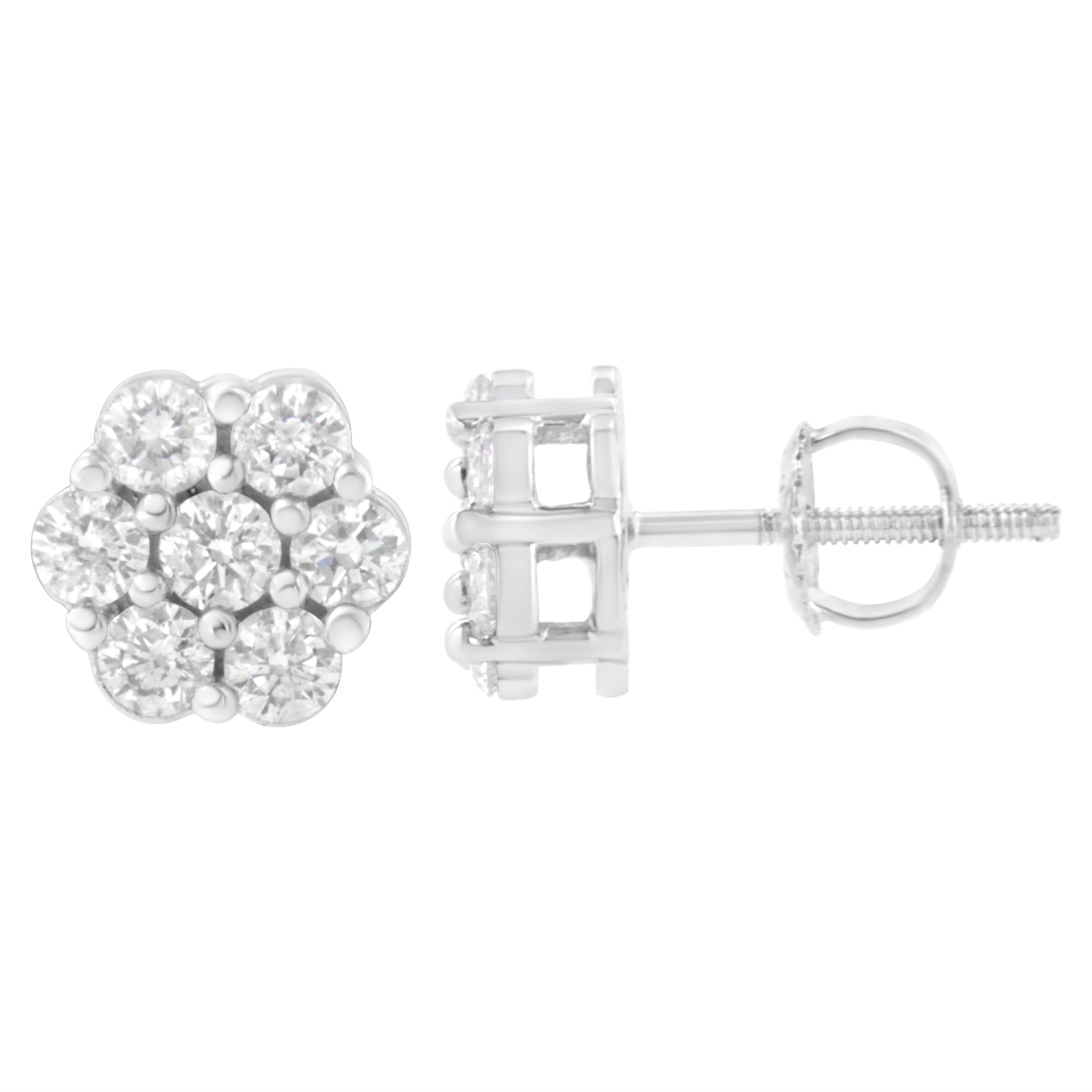 Classiques et élégantes, ces boucles d'oreilles en diamant sont un look incontournable que toute femme adorera. Créée en or blanc 14K, chaque boucle d'oreille présente un composite de diamants ronds scintillants en forme de fleur qui attire le