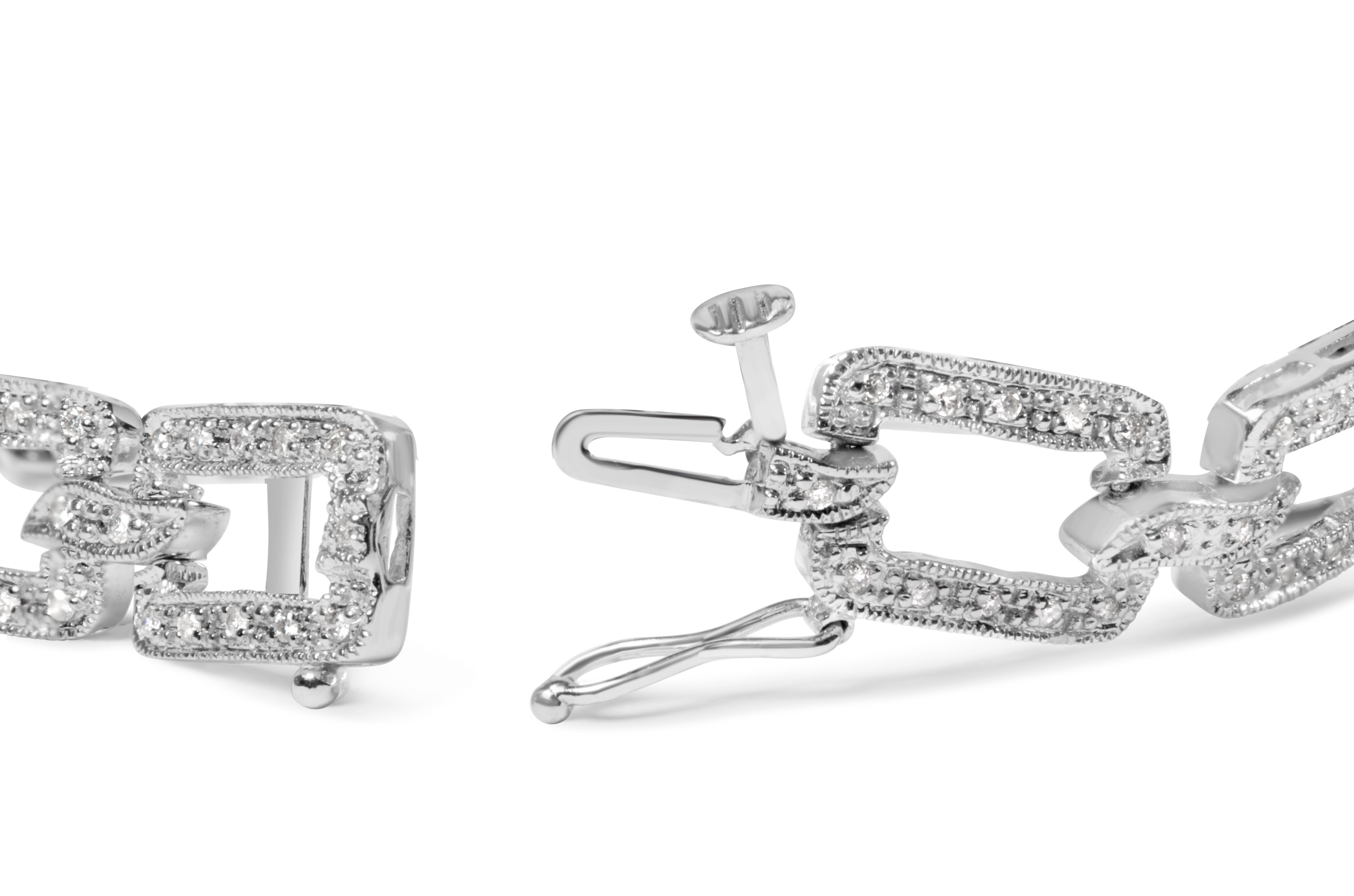 Offrez-vous le luxe ultime avec notre superbe bracelet de tennis à maillons ouverts en or blanc 14 carats, orné de diamants. Cette pièce exquise affiche un poids total de diamants de 3/4 carats, avec 144 diamants ronds naturels sertis en pavé. La