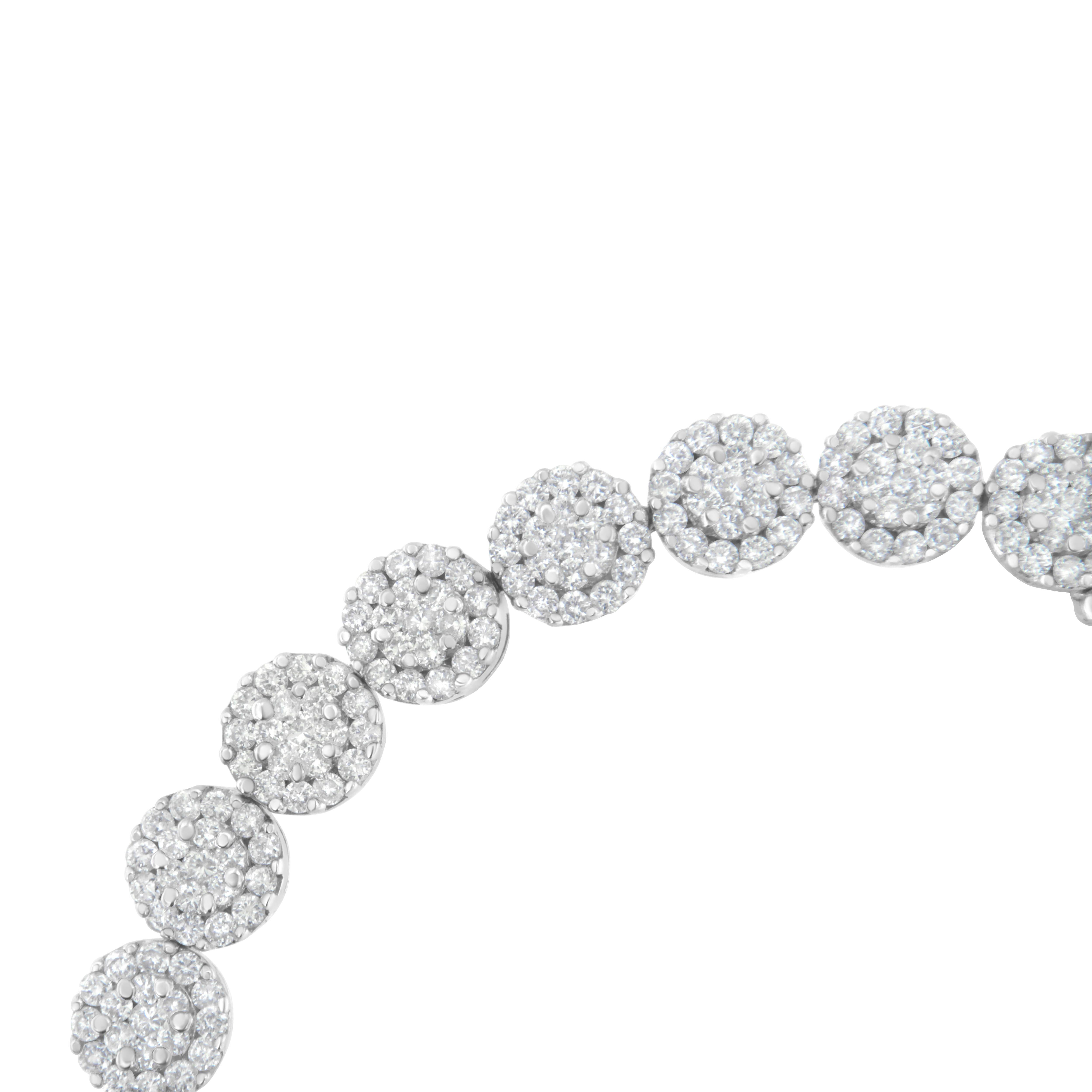 Ce magnifique bracelet en or blanc 14k est orné de 3 7/8 carats de beaux diamants naturels. Les diamants de taille ronde sont montés en serti clos sur des maillons floraux en or. C'est l'accessoire parfait pour toute occasion, formelle ou