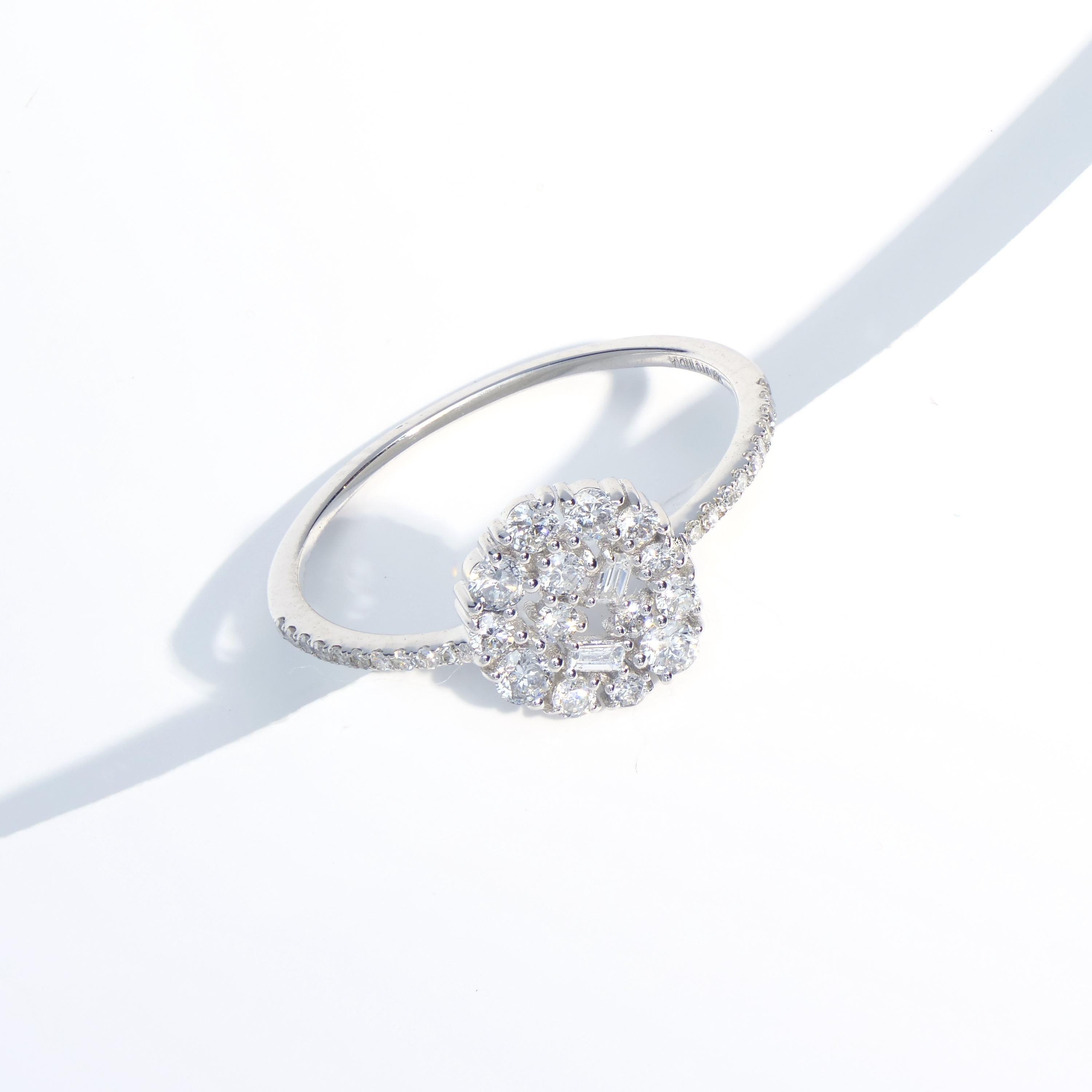 En vente :  T.W. Luxle 3/8 carats Bague à grappe de diamants en or blanc 14 carats  7