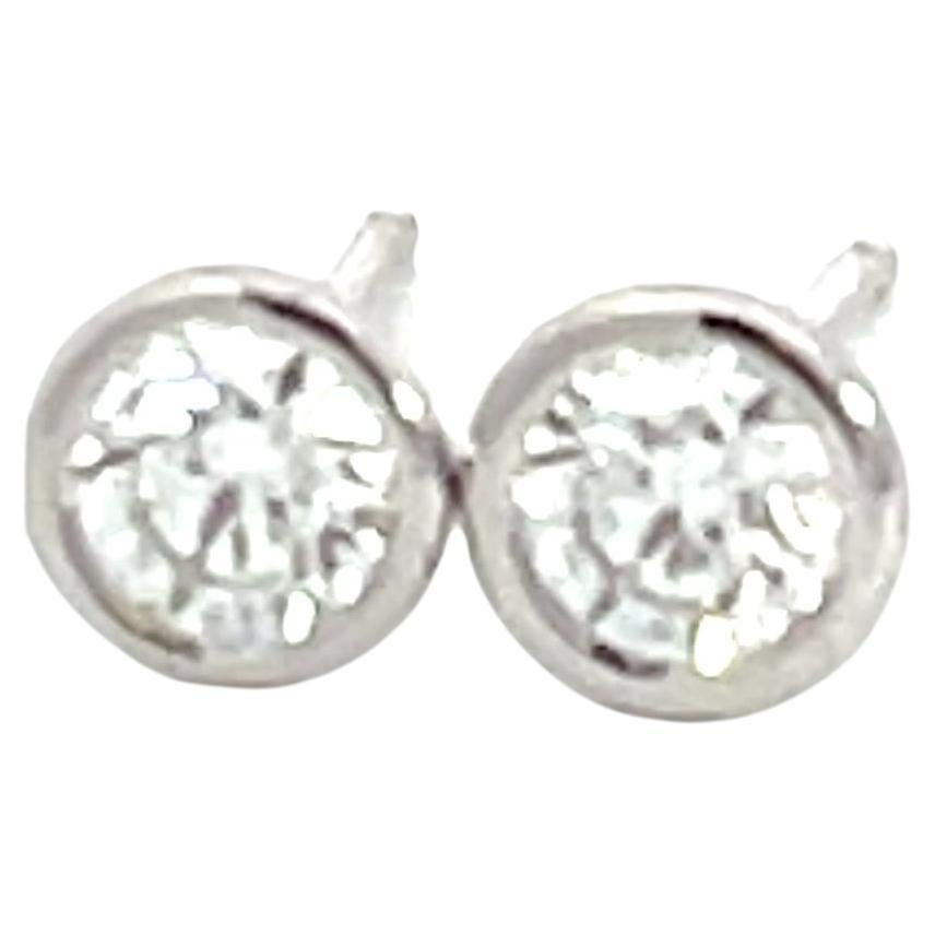 Boucles d'oreilles en or blanc 14K avec chaton et diamant 3/8ctw en vente