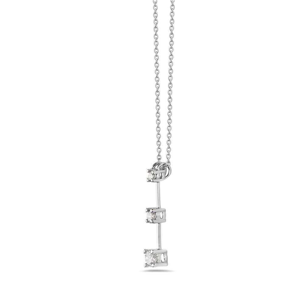 Questa collana pedante presenta 3 diamanti tondi taglio brillante incastonati in oro bianco 14K.  Prodotto negli Stati Uniti. 

Le visite sono disponibili nel nostro showroom di NYC su appuntamento.