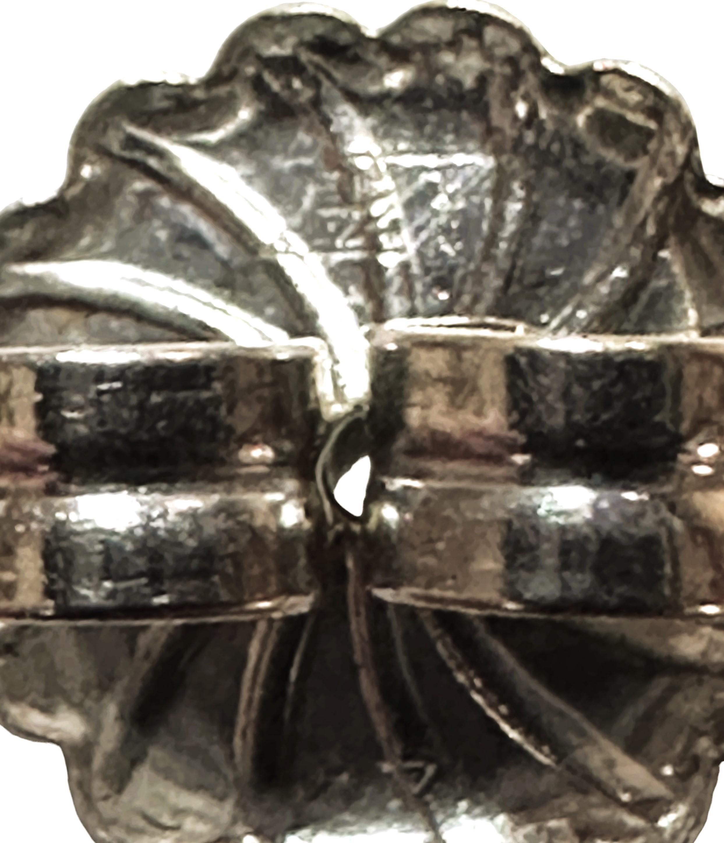 Questi orecchini hanno un design favoloso e sono realizzati su misura.  Sono usati e in ottime condizioni.   Gli orecchini sono stati testati a 14 carati e i fondelli sono stampati.  Anche il retro è bello e grande.  I 3 diamanti taglio brillante
