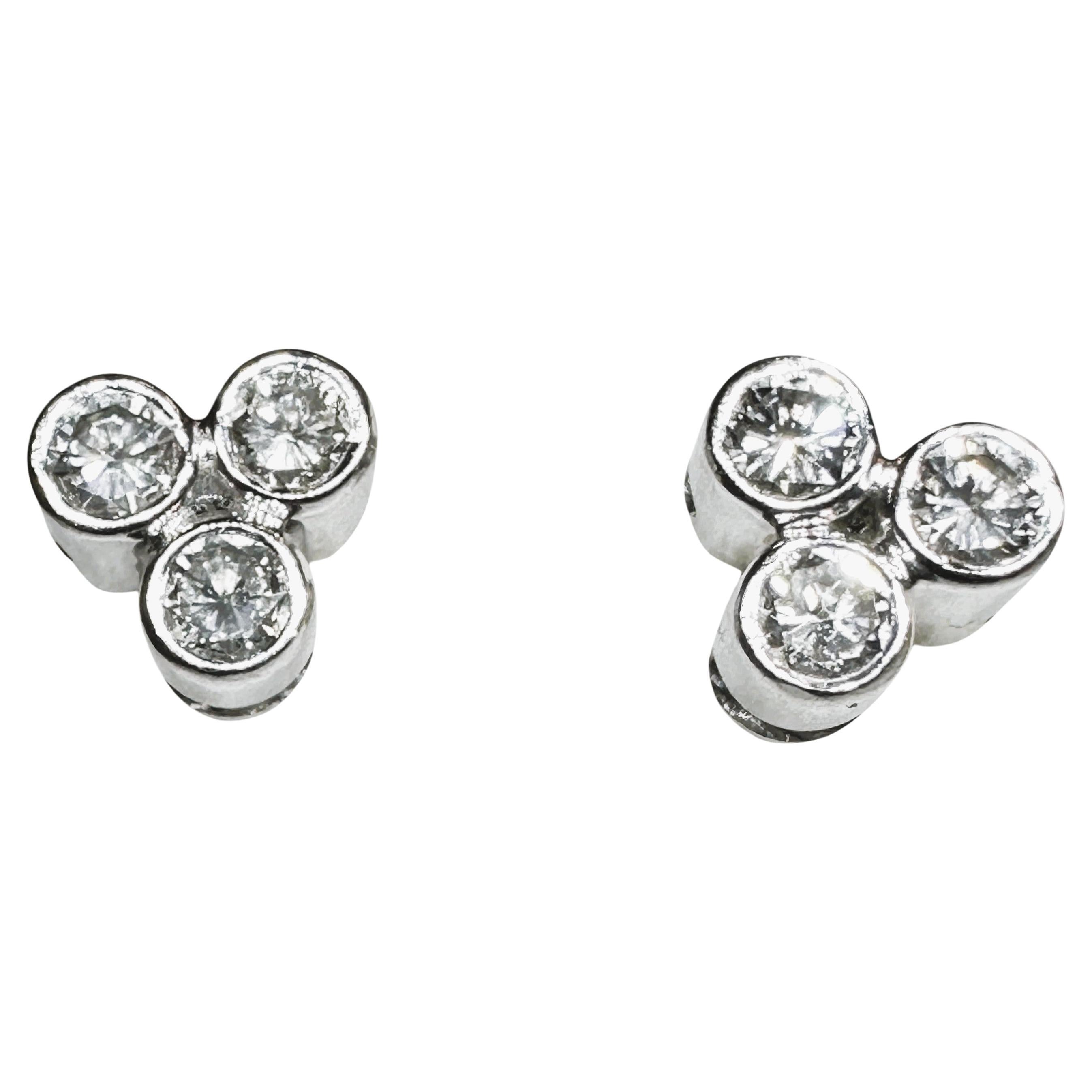 Orecchini su misura in oro bianco 14k con diamante da 0,33 carati con valutazione in vendita