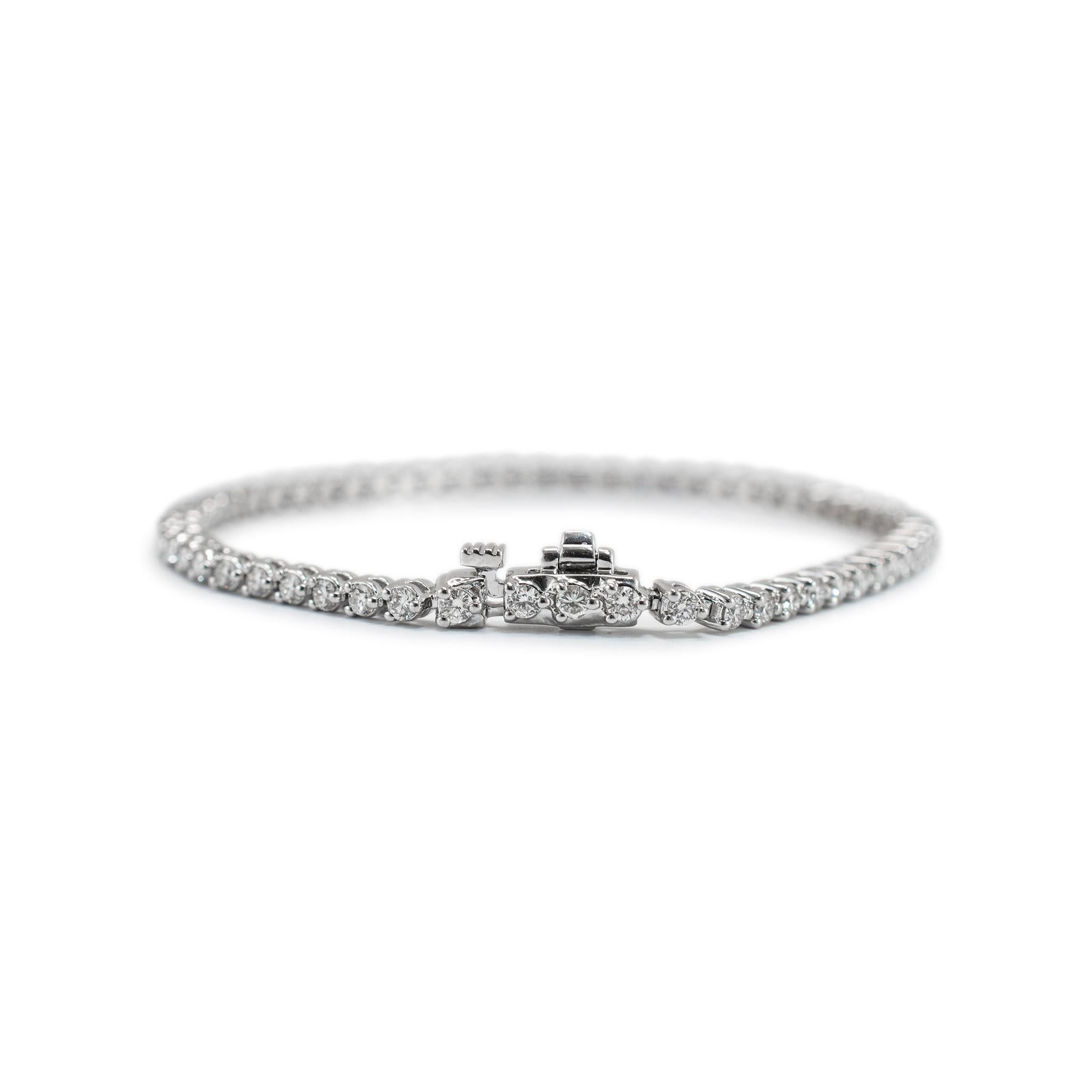 Tipo di metallo: oro bianco 14K

Lunghezza: 6.50 pollici

Larghezza: 2.40 mm

Peso: 8.74 grammi

Un bracciale tennis con diamanti in oro bianco 14K. Il metallo è stato testato ed è risultato essere oro bianco 14K, con l'incisione 