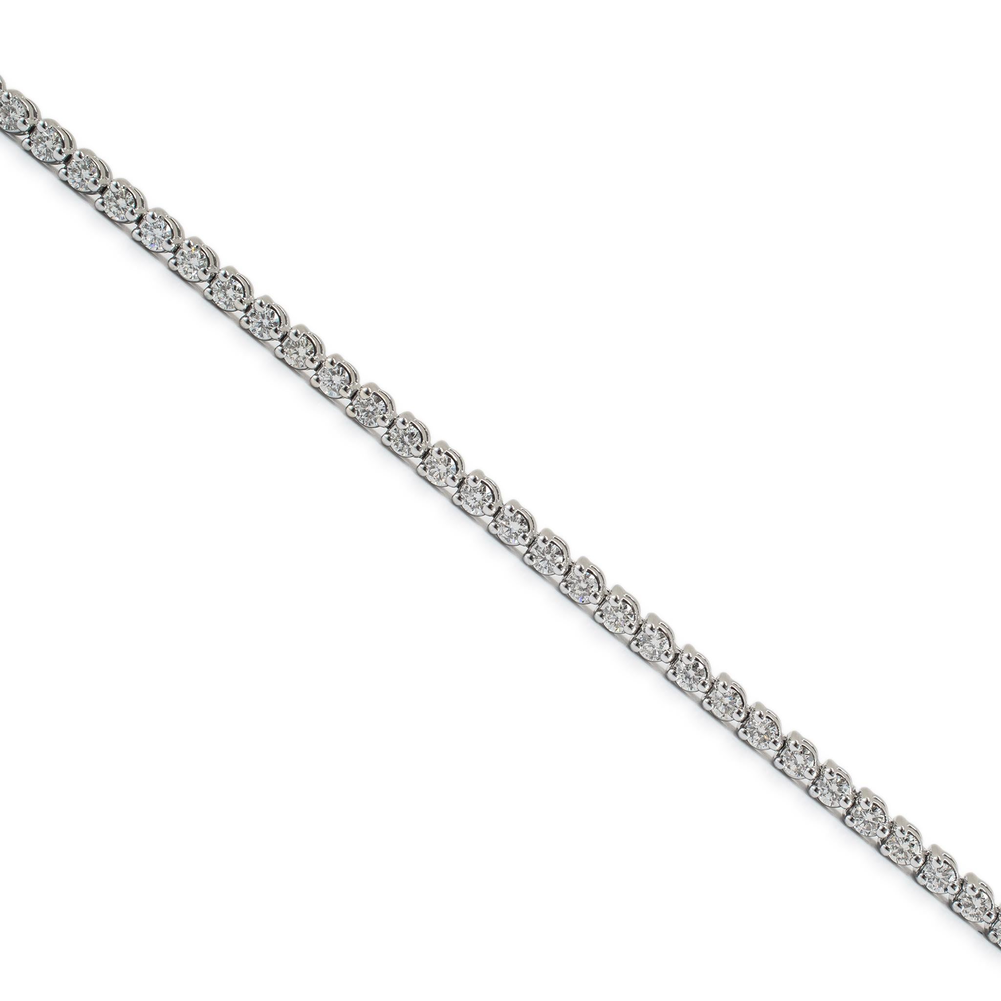 Bracciale tennis con diamanti a 3 punte da 1,83 carati in oro bianco 14K In condizioni ottime in vendita a Houston, TX