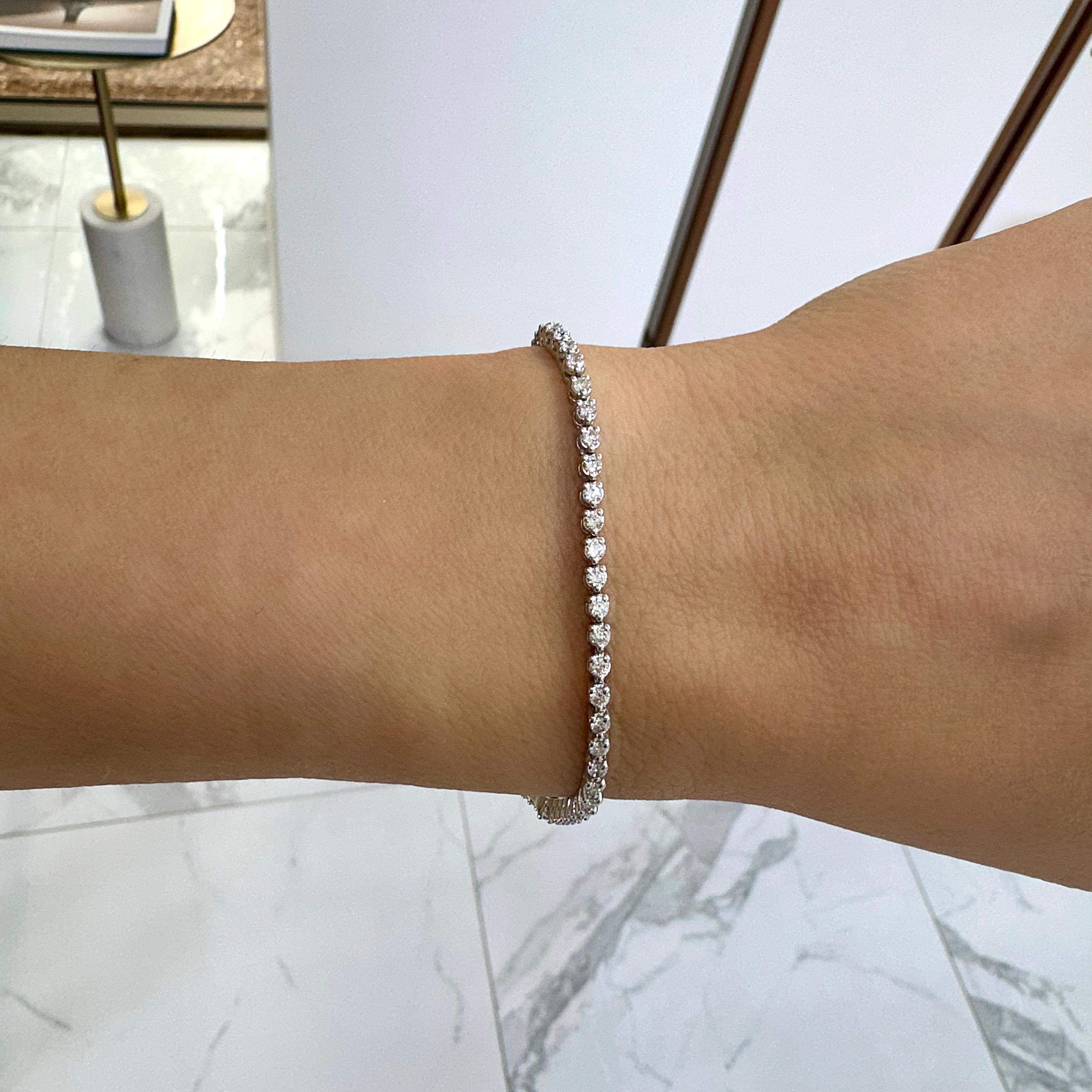 Bracciale tennis con diamanti a 3 punte da 1,83 carati in oro bianco 14K in vendita 1