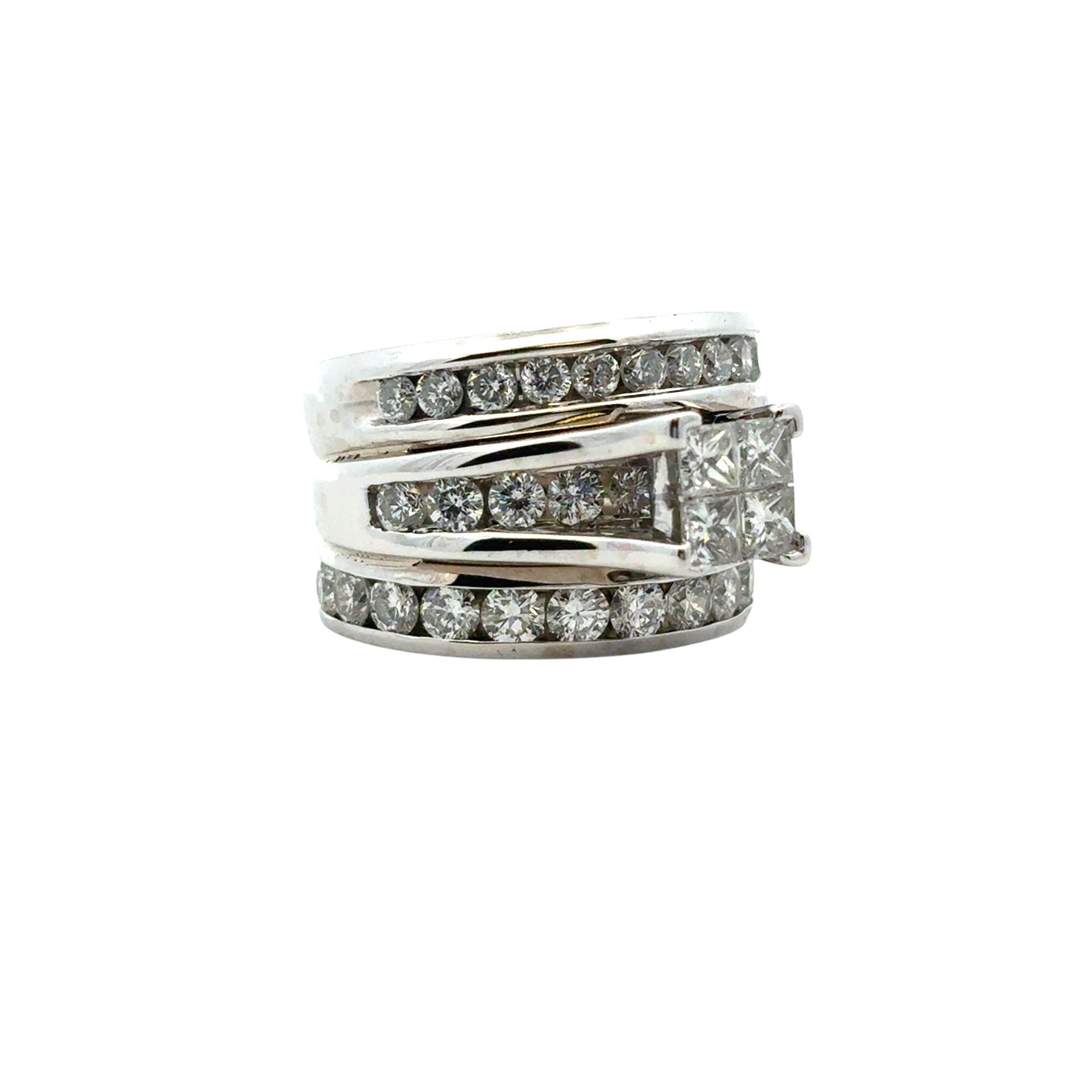 Bague en or blanc 14k à 3 rangs de diamants en vente 4