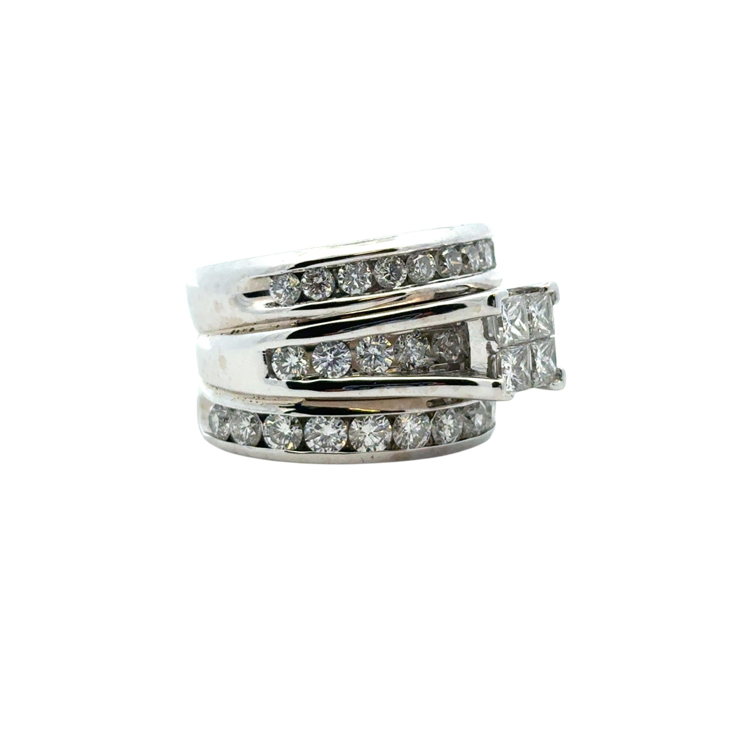 Bague en or blanc 14k à 3 rangs de diamants en vente 5