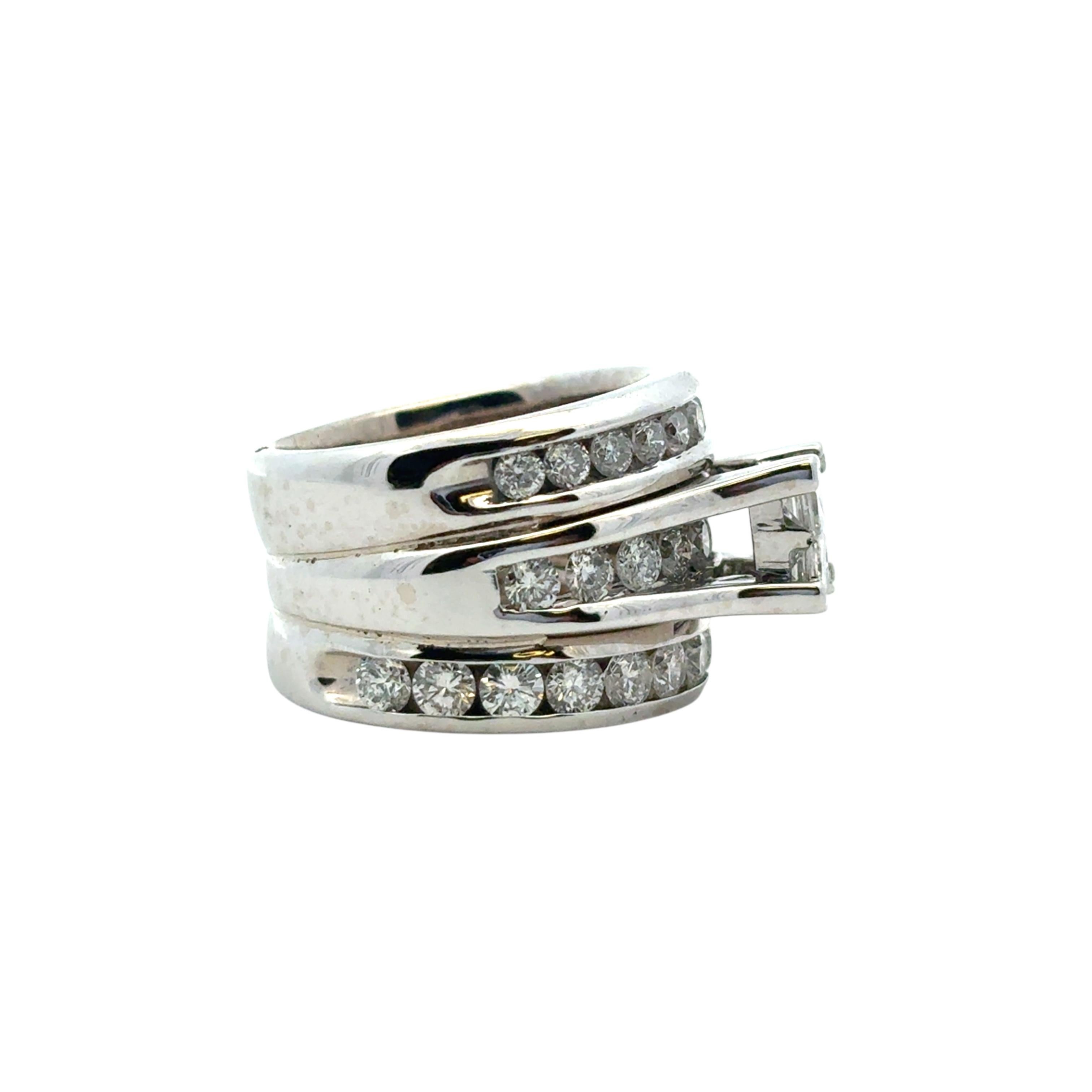 Bague en or blanc 14k à 3 rangs de diamants en vente 6