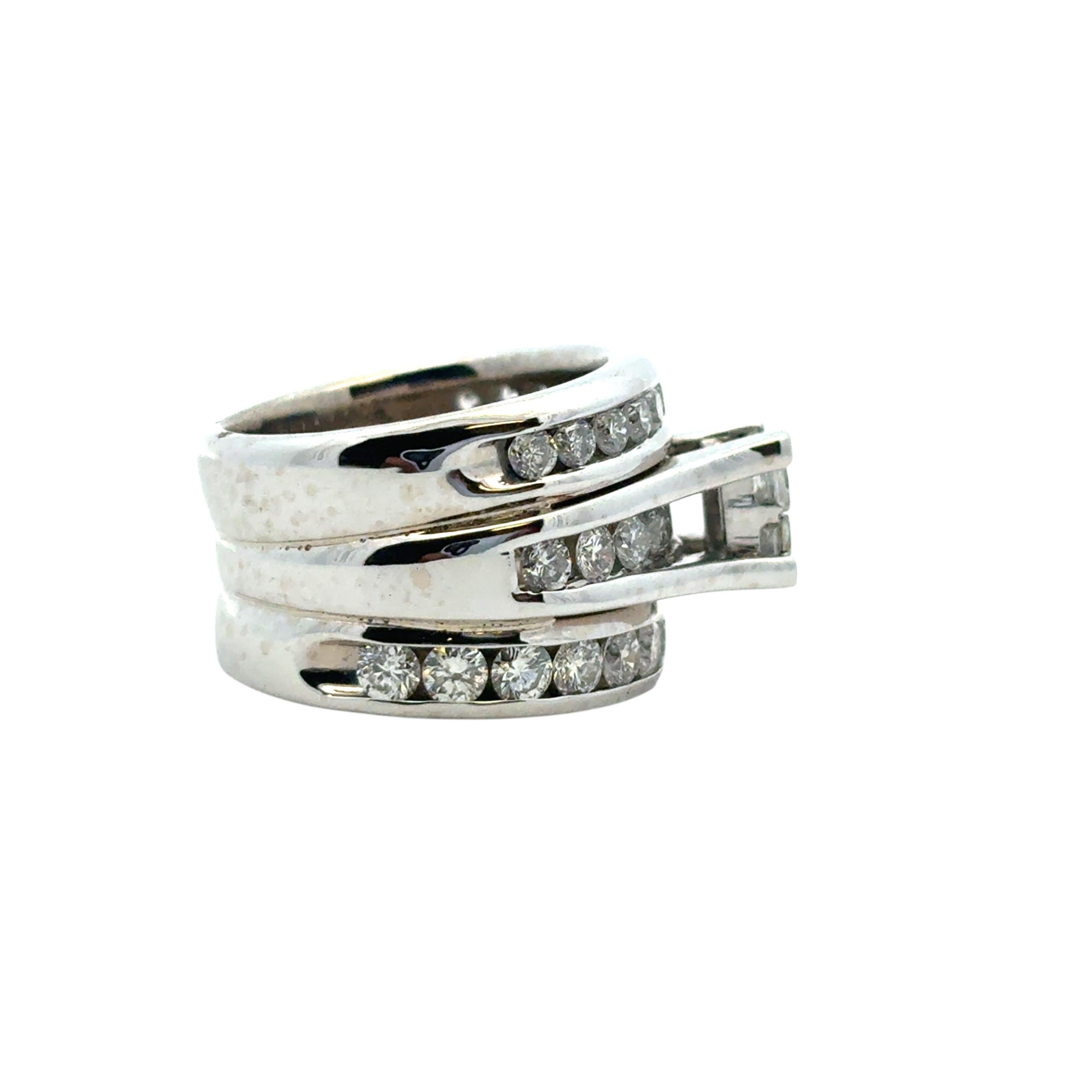 Bague en or blanc 14k à 3 rangs de diamants en vente 7