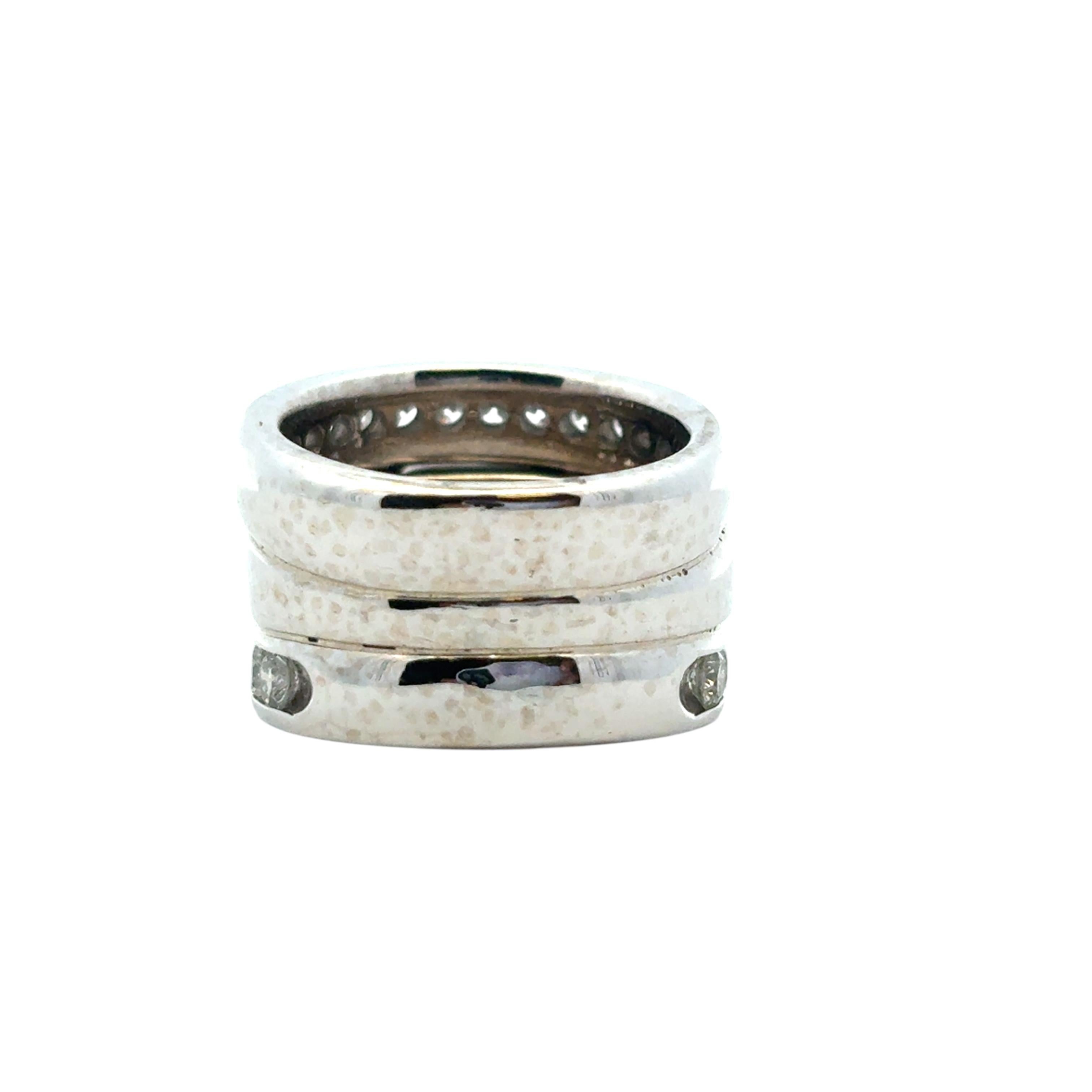 Bague en or blanc 14k à 3 rangs de diamants en vente 8