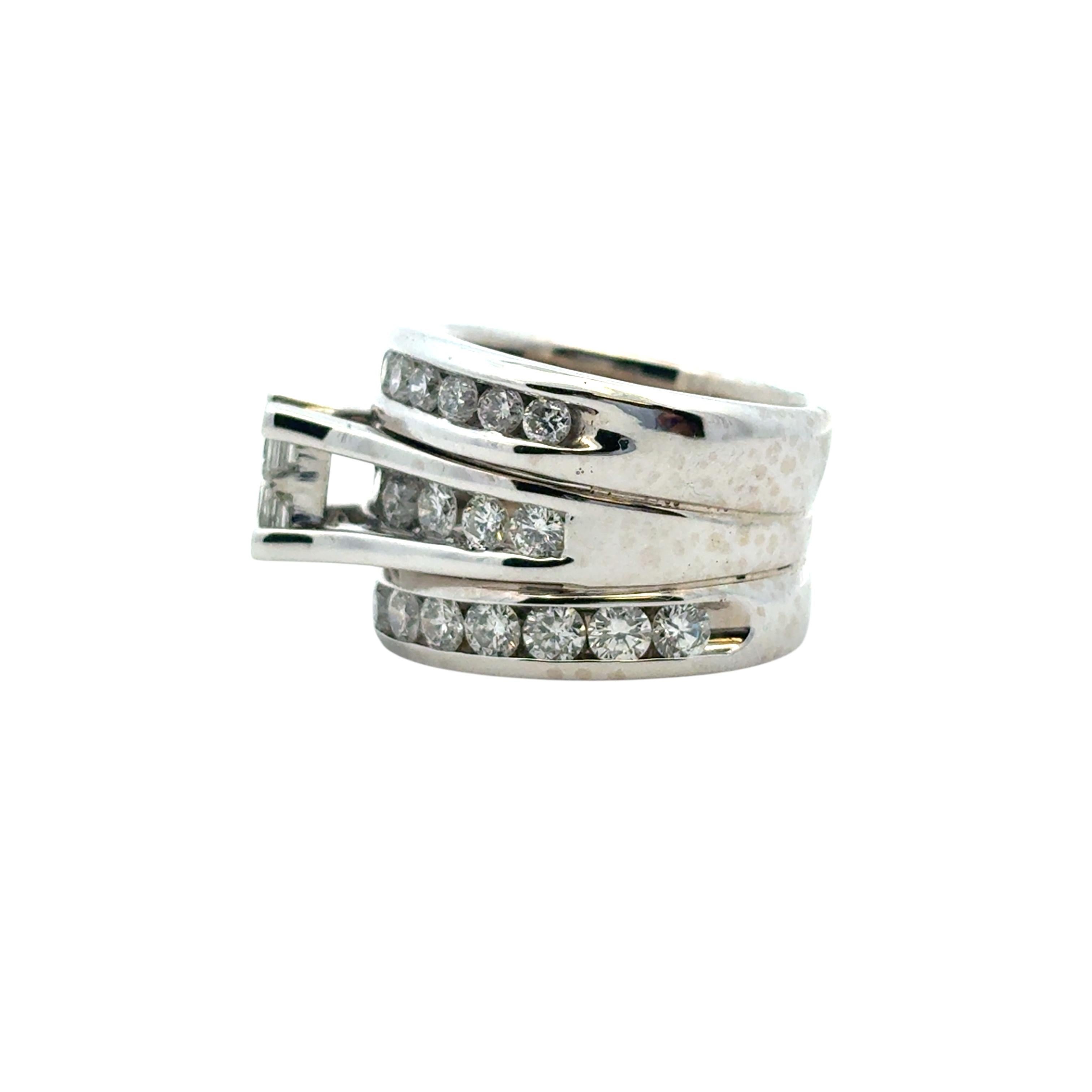 Bague en or blanc 14k à 3 rangs de diamants en vente 9