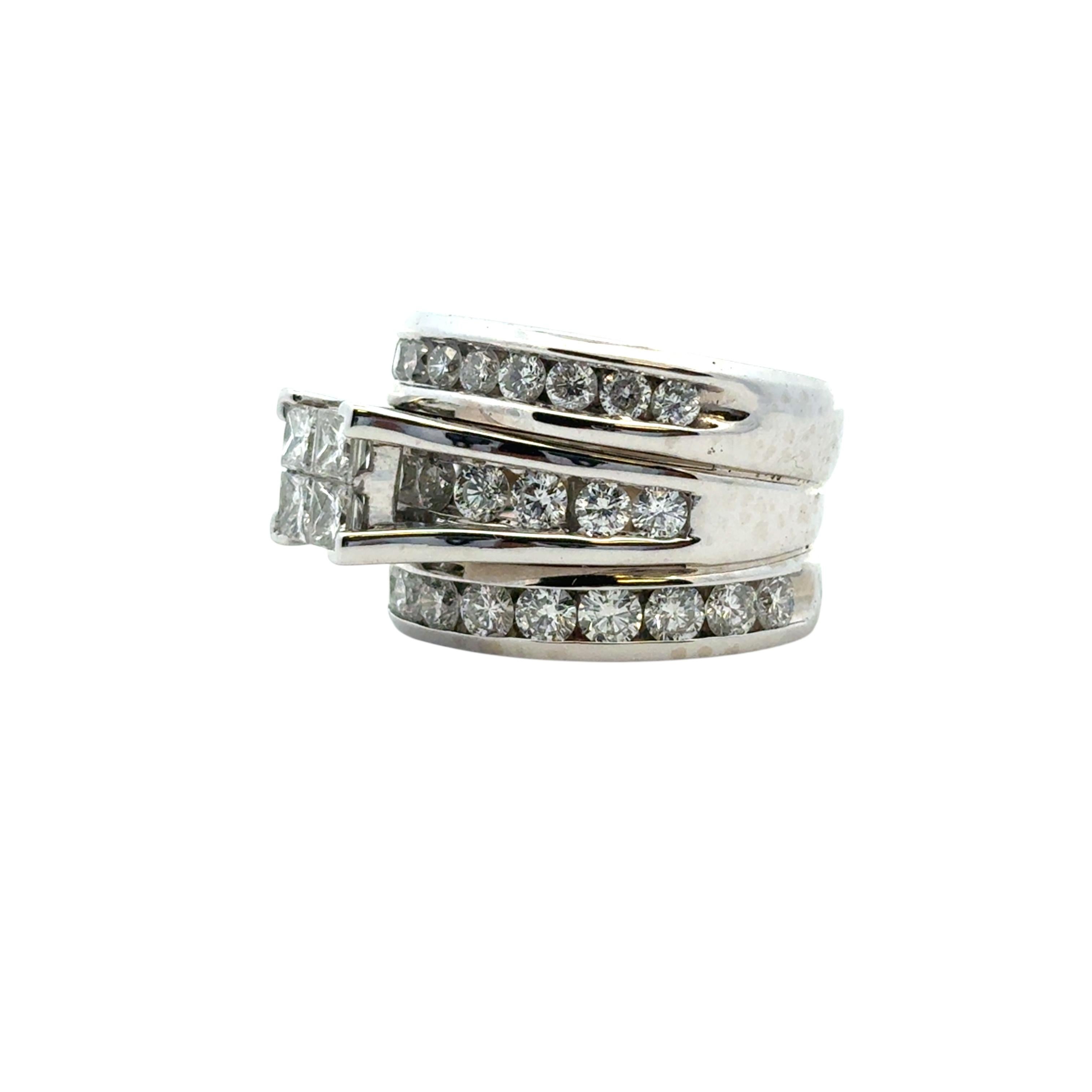 Bague en or blanc 14k à 3 rangs de diamants en vente 10