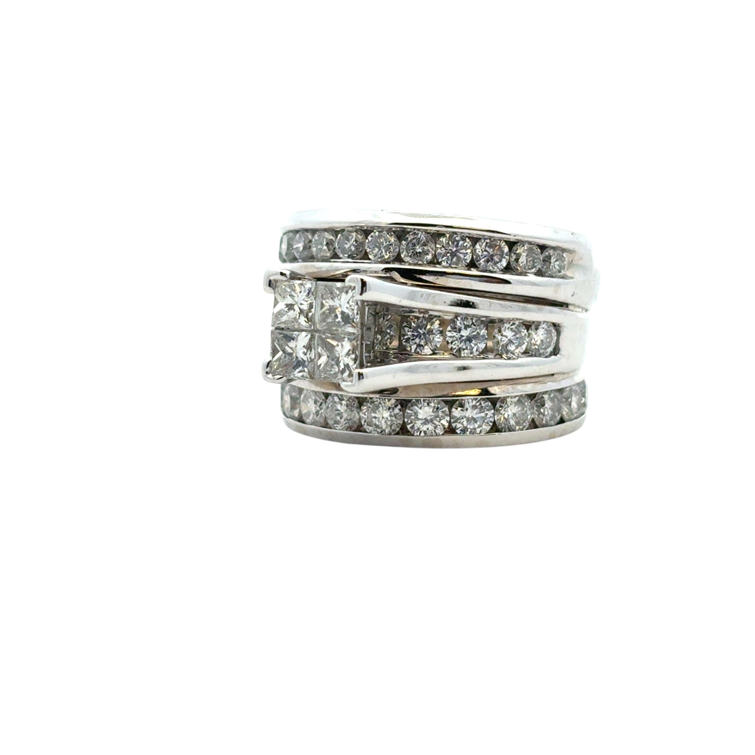 Bague en or blanc 14k à 3 rangs de diamants en vente 11