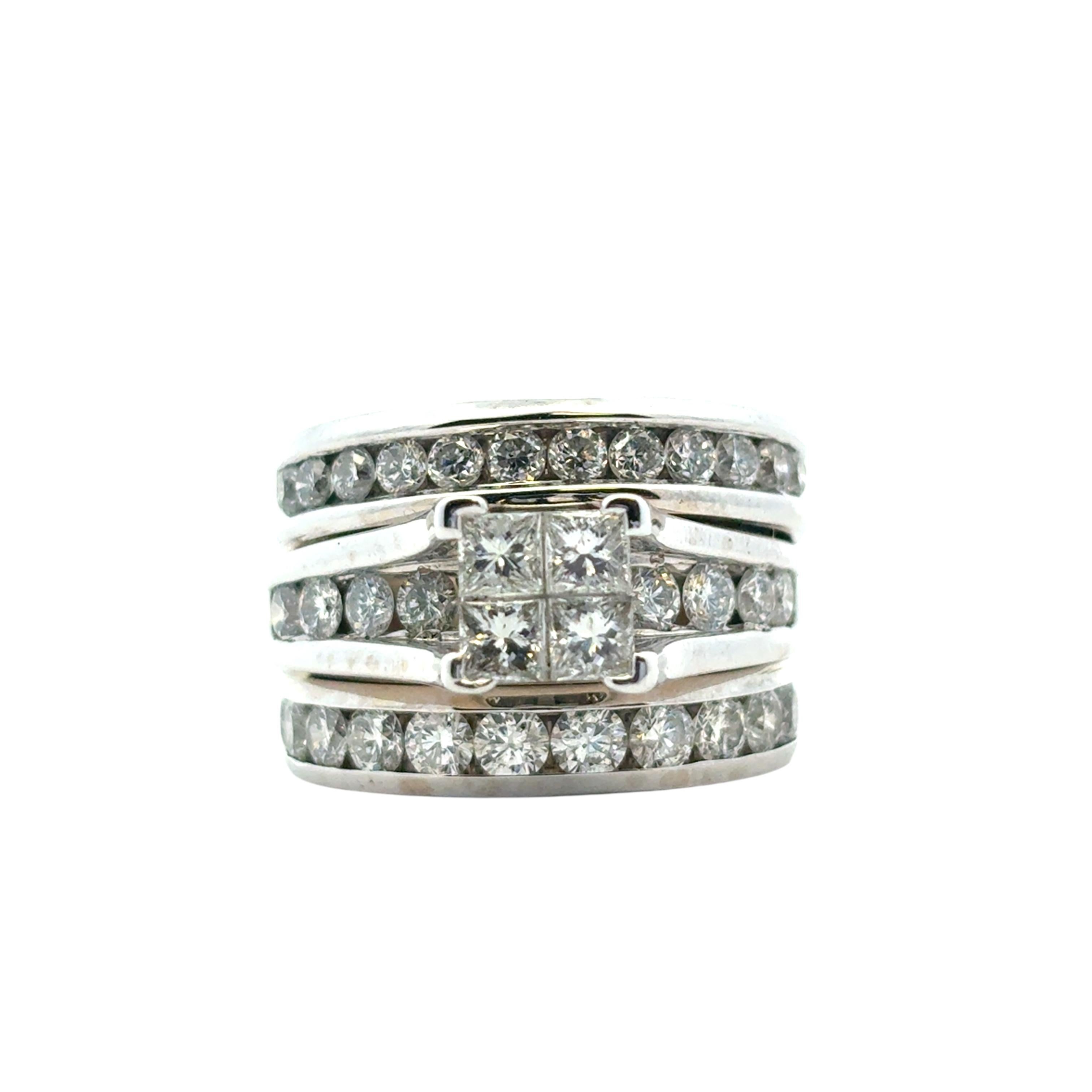 Bague en or blanc 14k à 3 rangs de diamants

Cette exquise bague à trois rangs de diamants en or blanc 14k est en excellent état, prête à être expédiée, et est livrée dans un luxueux coffret de présentation Diamonds by Raymond Lee. Elle est donc