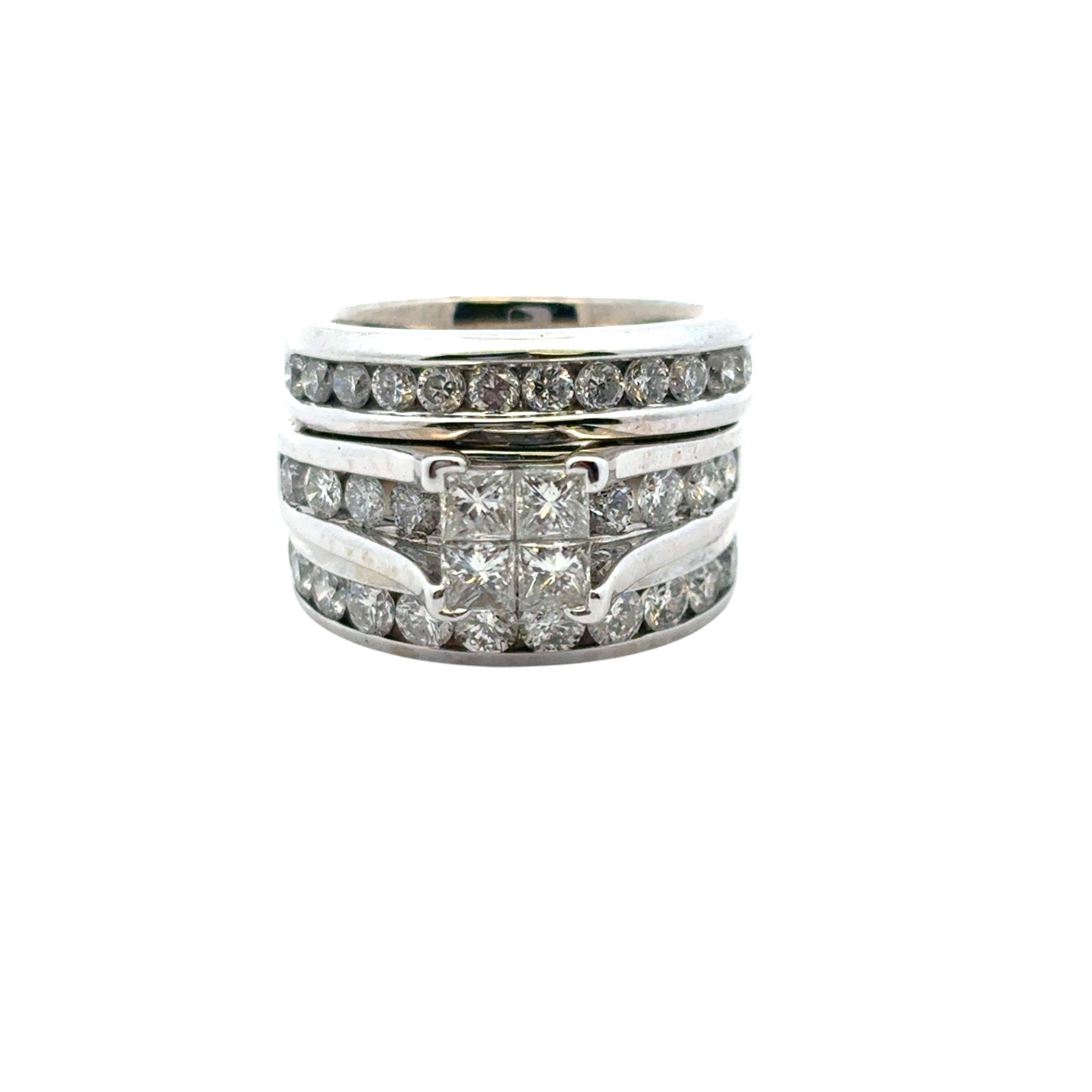 Moderne Bague en or blanc 14k à 3 rangs de diamants en vente