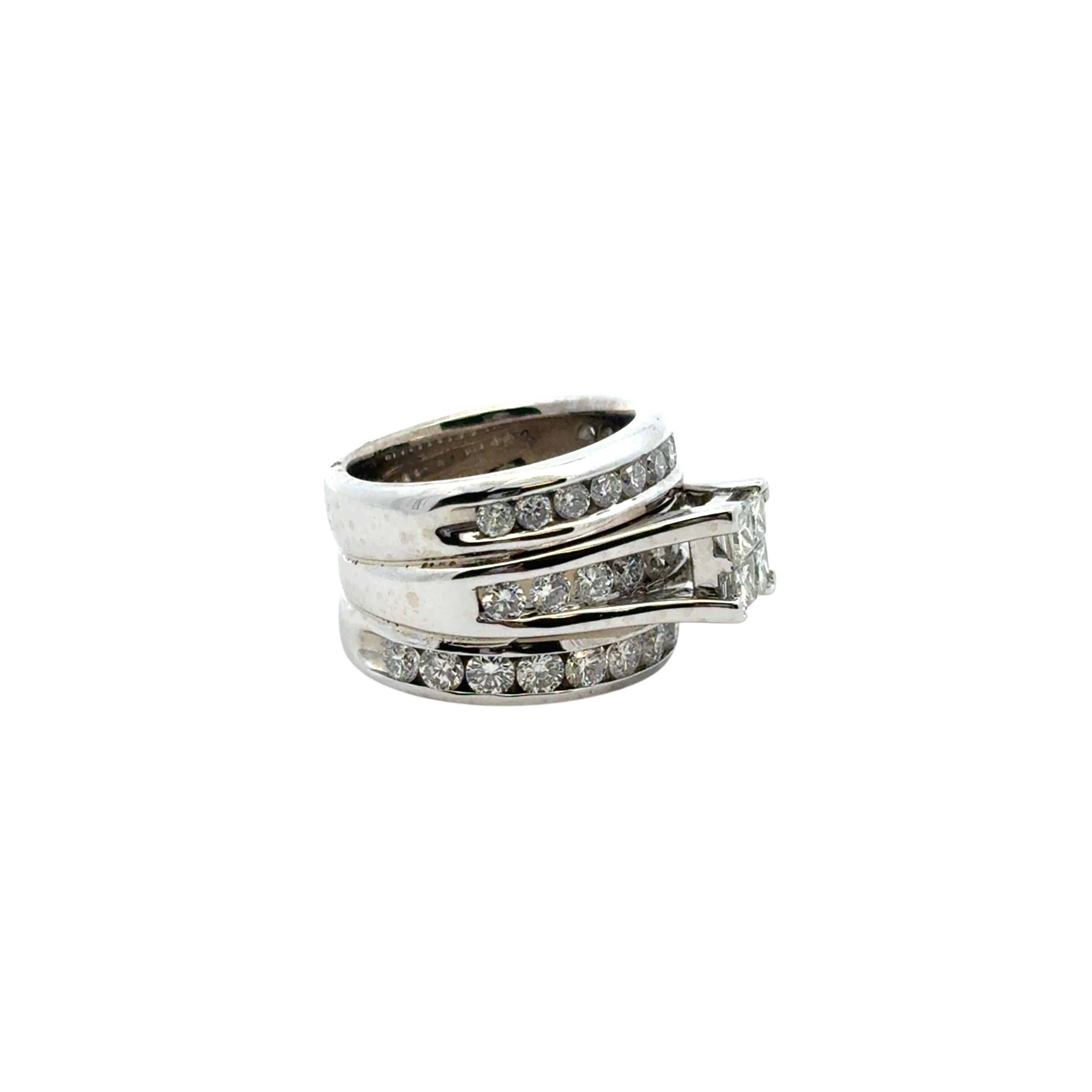 Taille carrée Bague en or blanc 14k à 3 rangs de diamants en vente