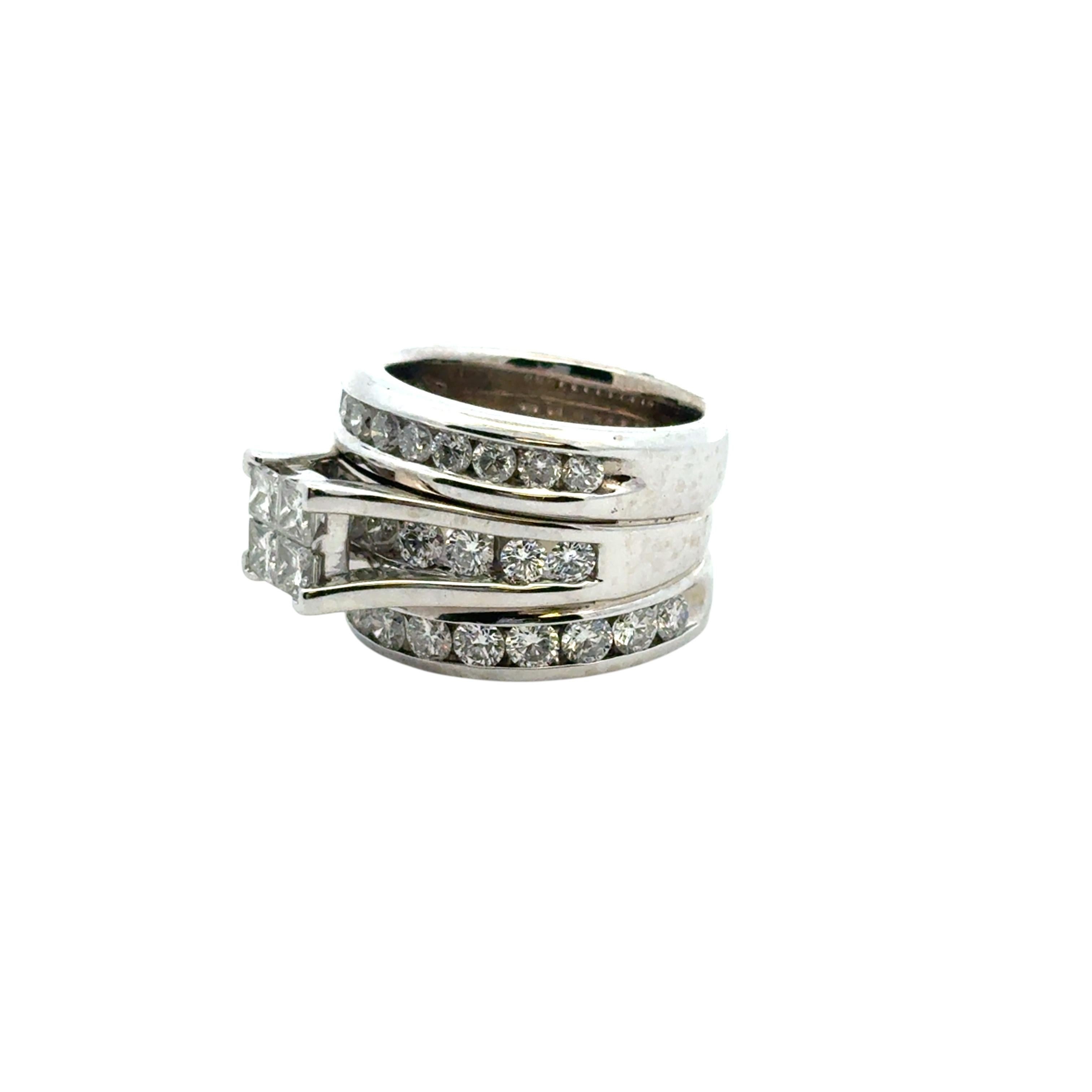 Bague en or blanc 14k à 3 rangs de diamants Excellent état - En vente à Boca Raton, FL